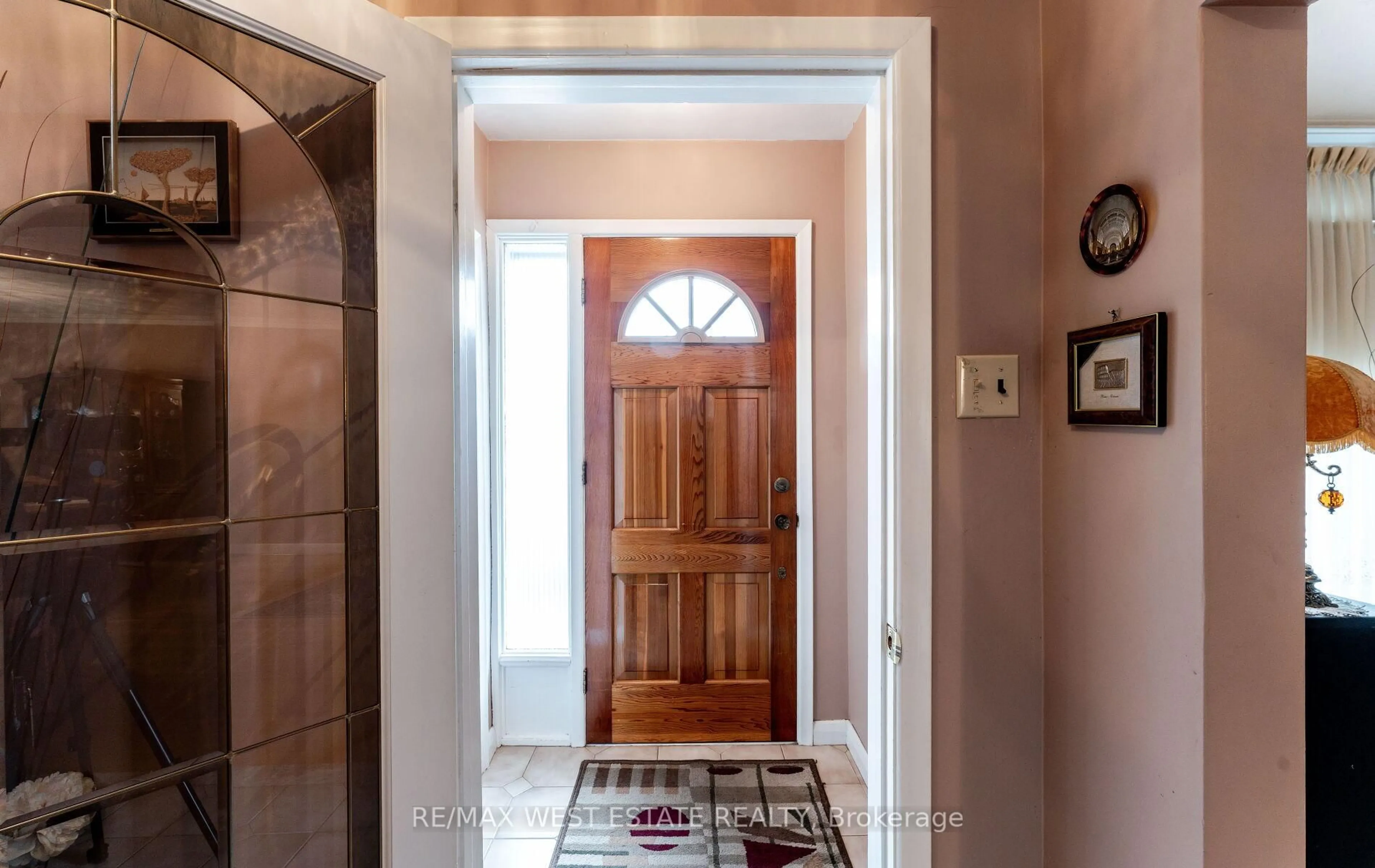 Indoor entryway for 1468 Wilson Ave, Toronto Ontario M3M 1J7