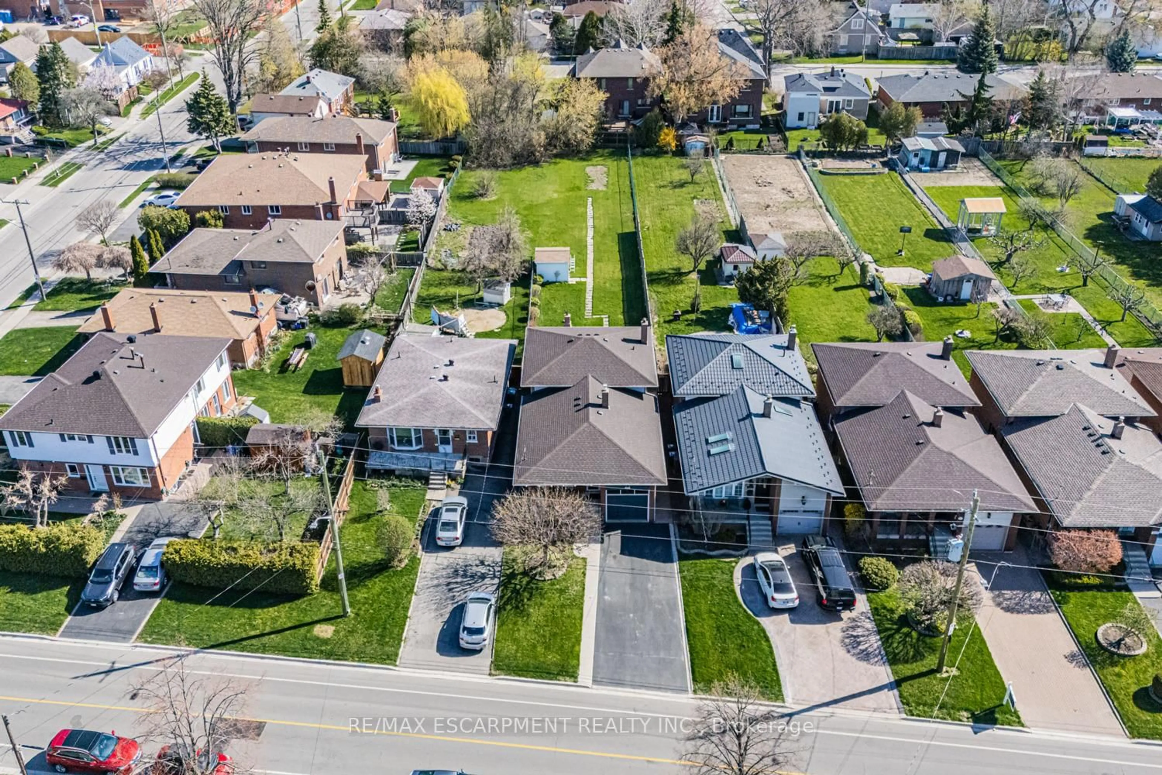 A pic from outside/outdoor area/front of a property/back of a property/a pic from drone, street for 1227 Alexandra Ave, Mississauga Ontario L5E 2A4