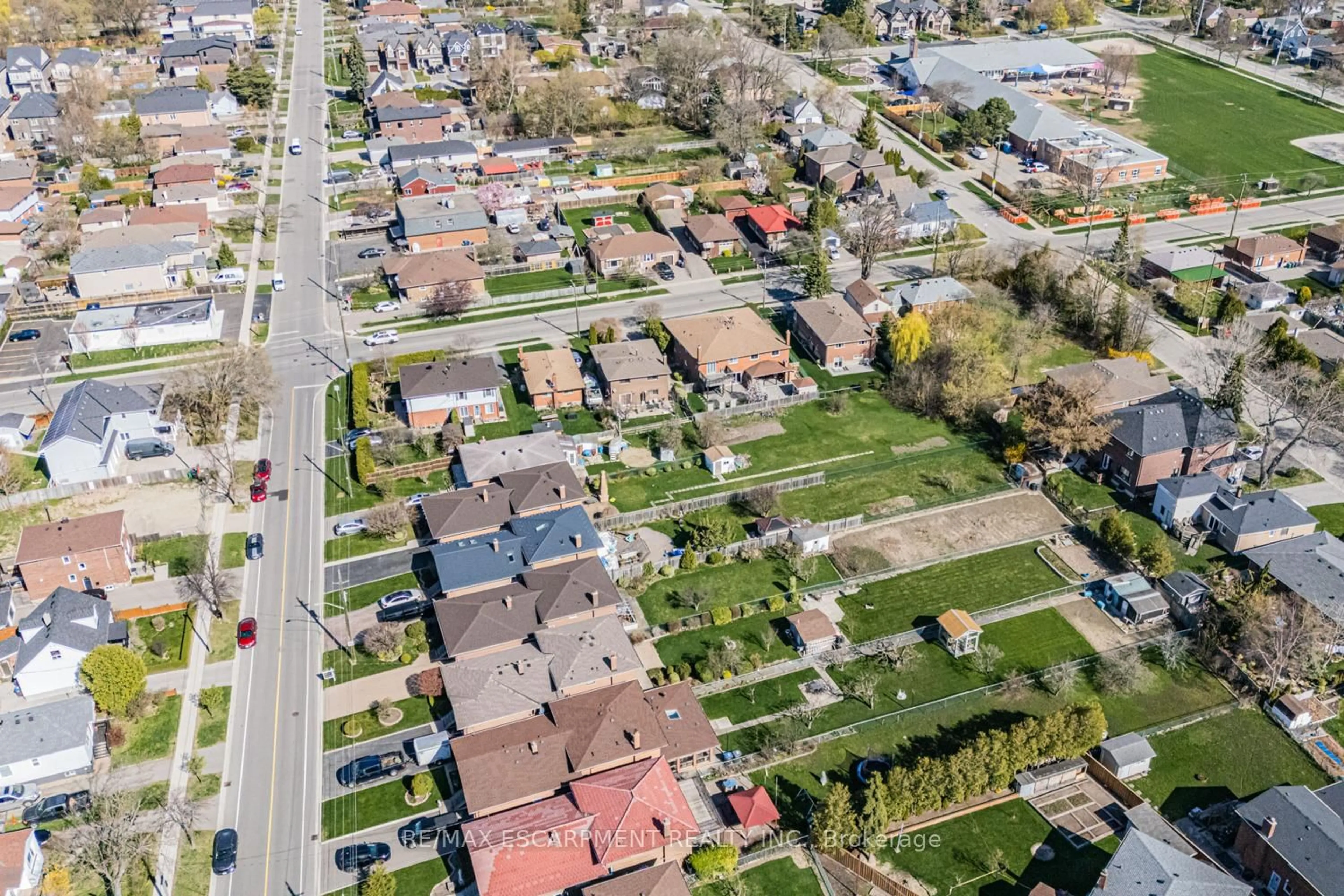 A pic from outside/outdoor area/front of a property/back of a property/a pic from drone, street for 1227 Alexandra Ave, Mississauga Ontario L5E 2A4