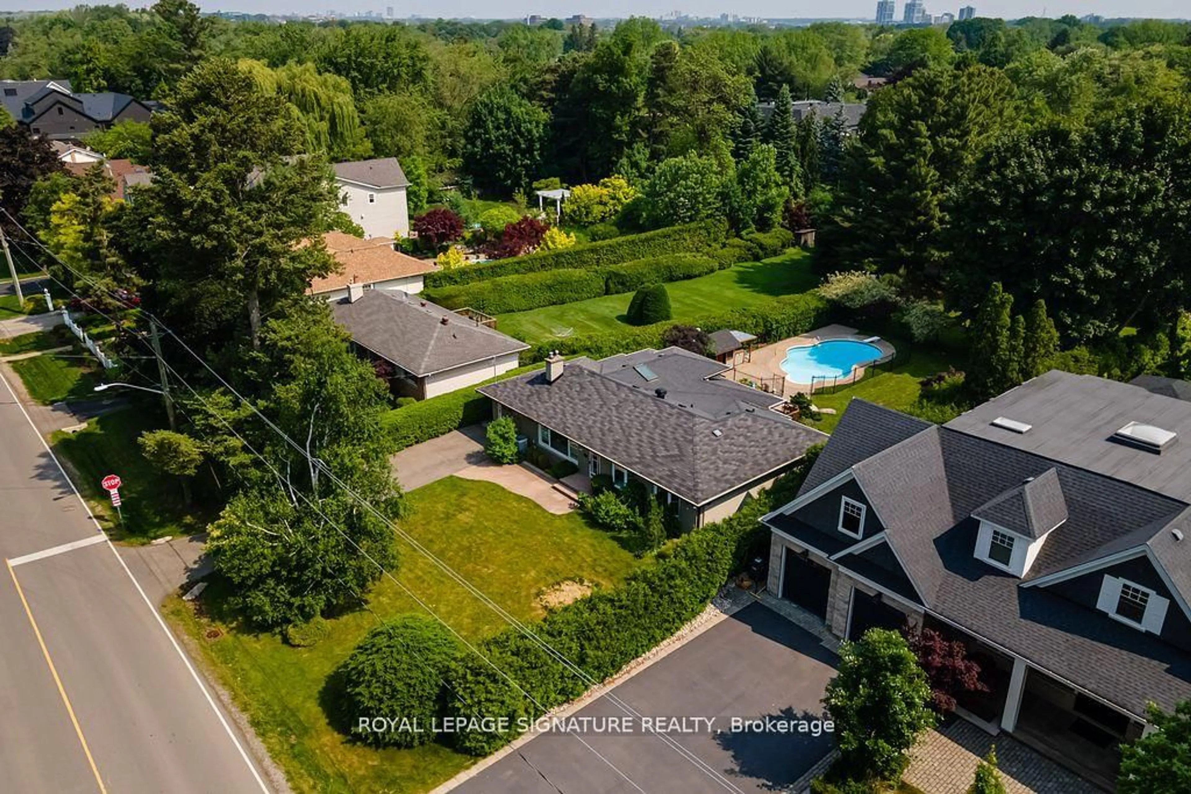 A pic from outside/outdoor area/front of a property/back of a property/a pic from drone, unknown for 383 Maplehurst Ave, Oakville Ontario L6L 4Y3