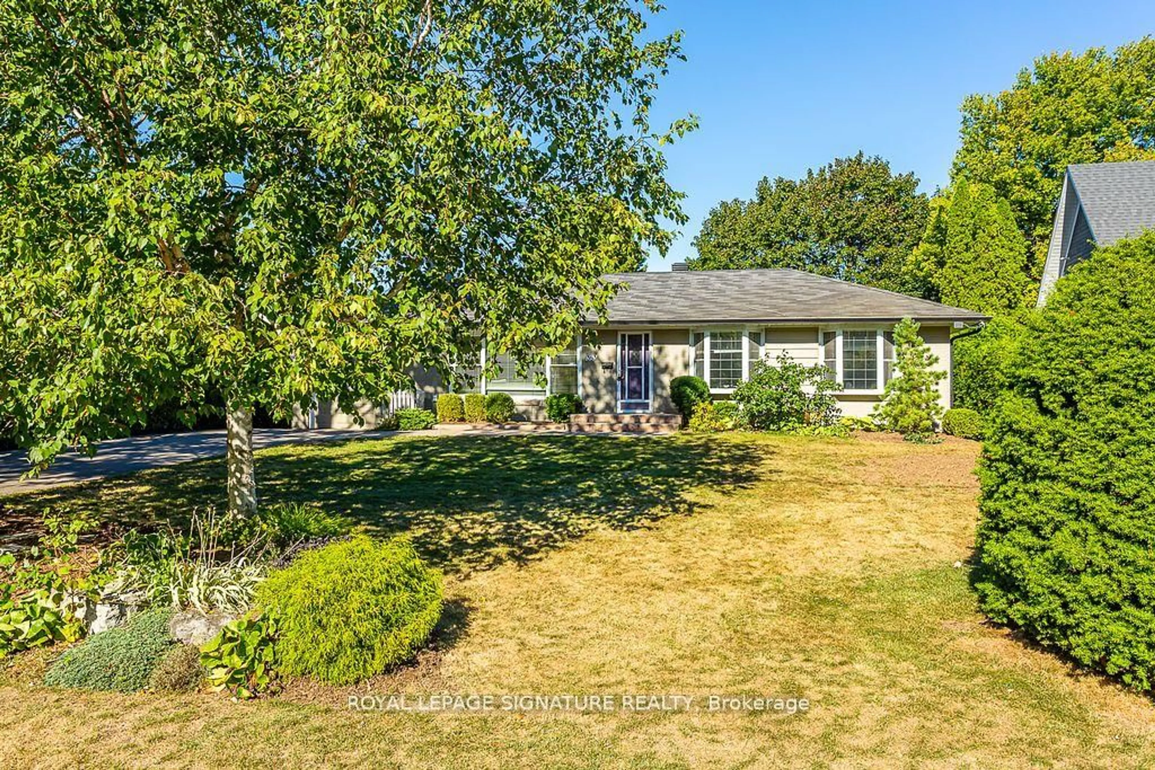 A pic from outside/outdoor area/front of a property/back of a property/a pic from drone, street for 383 Maplehurst Ave, Oakville Ontario L6L 4Y3