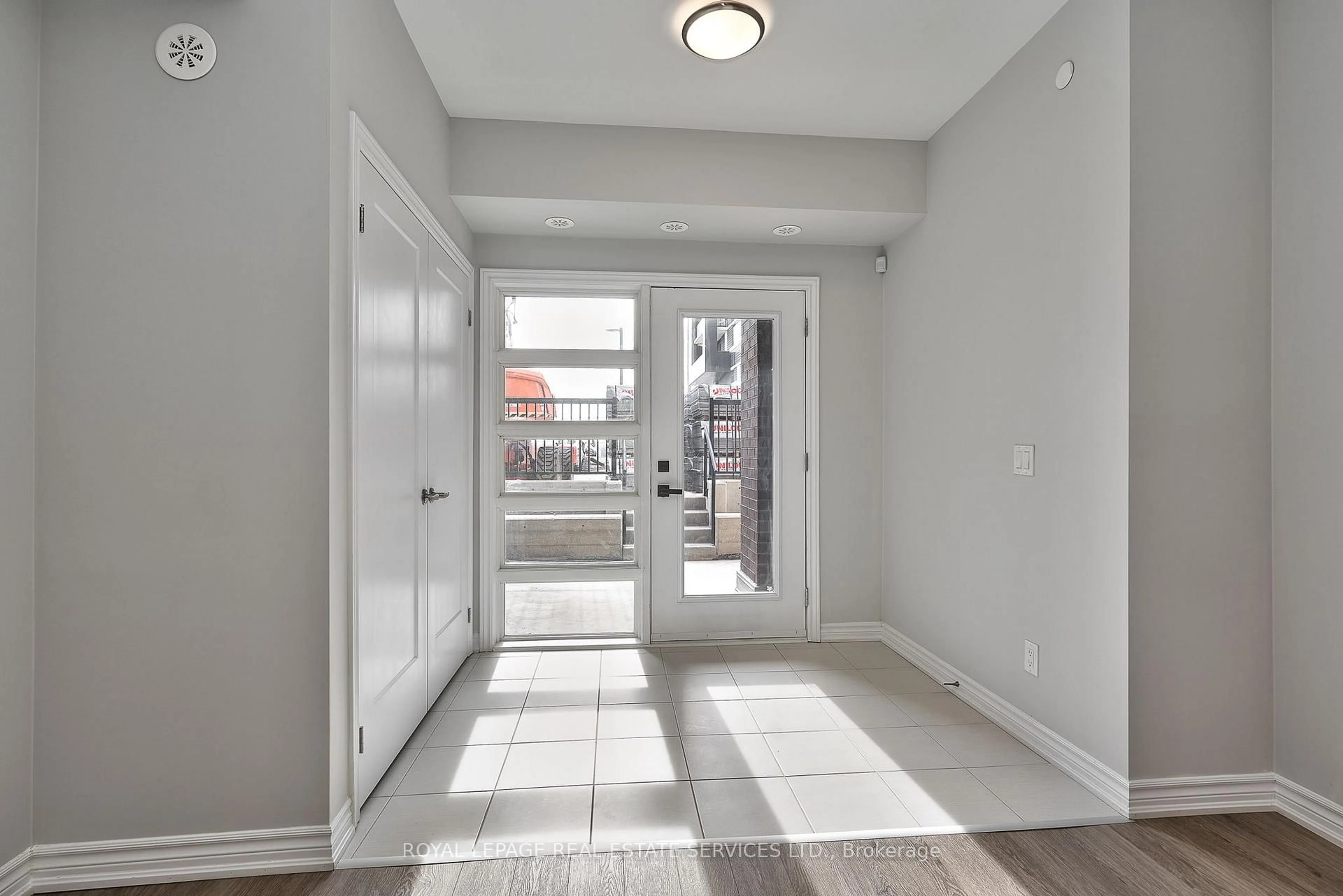 Indoor entryway for 349 Wheat Boom Dr #118, Oakville Ontario L6H 7X4
