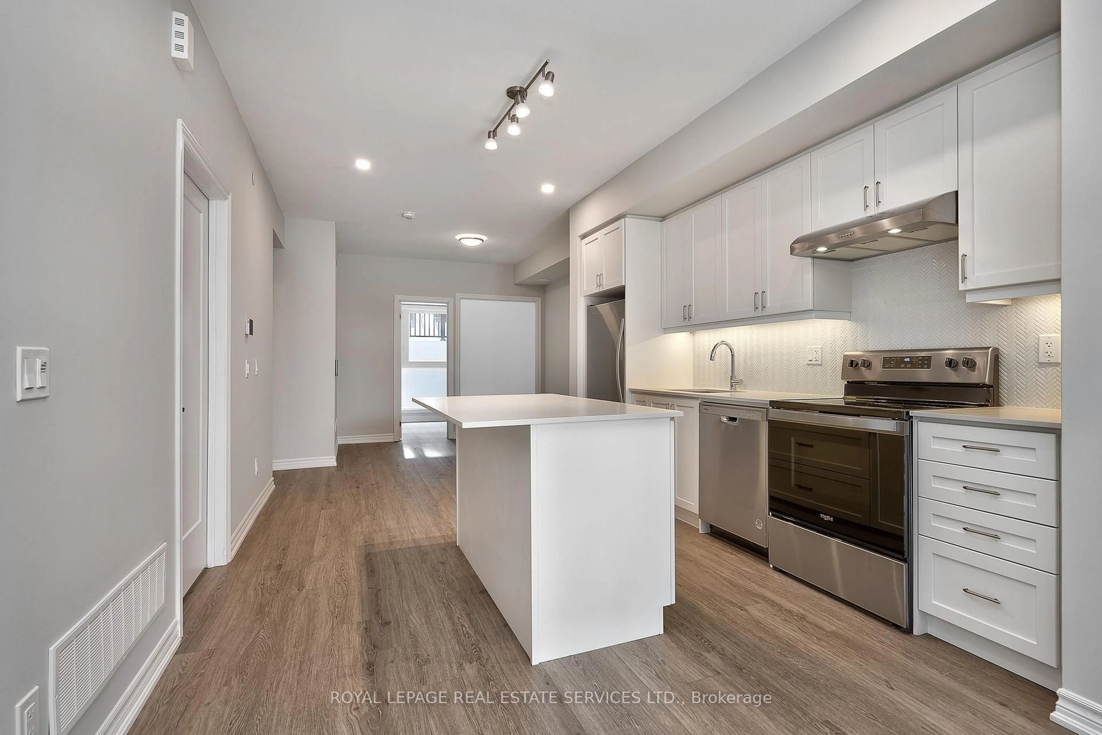 Open concept kitchen, wood/laminate floor for 349 Wheat Boom Dr #118, Oakville Ontario L6H 7X4