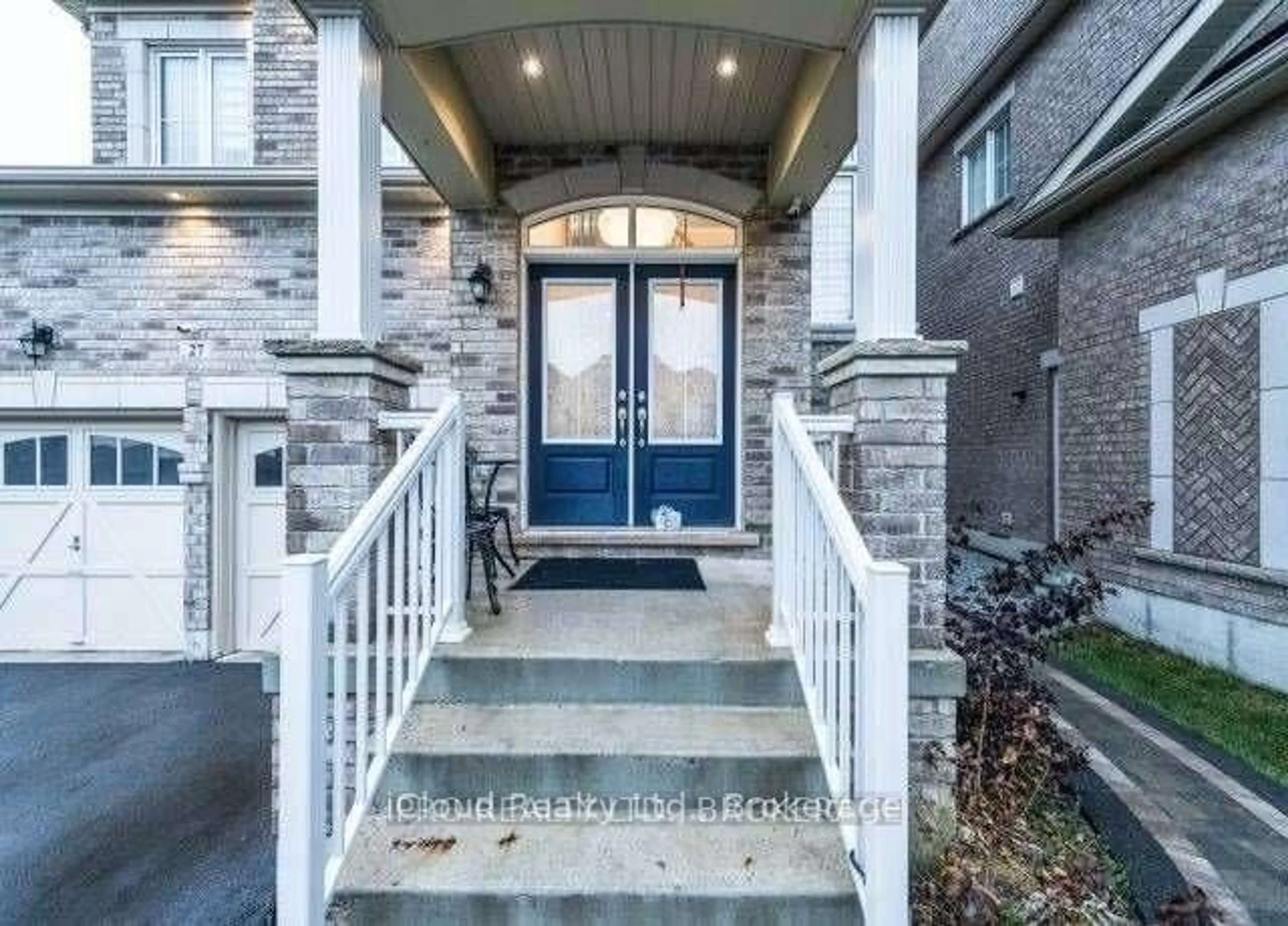 Indoor entryway for 27 Tysonville Circ, Brampton Ontario L7A 4A6