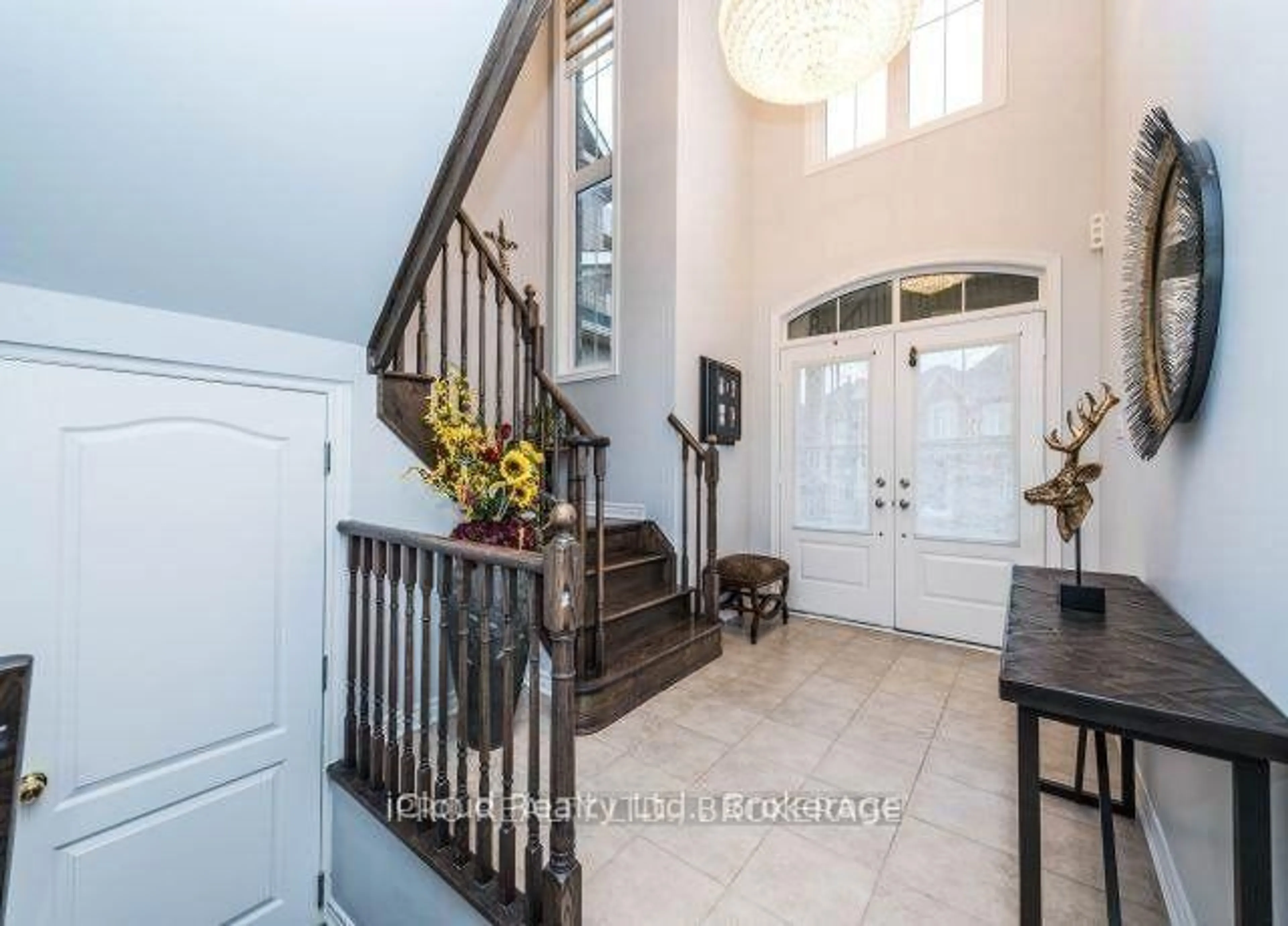 Indoor entryway for 27 Tysonville Circ, Brampton Ontario L7A 4A6