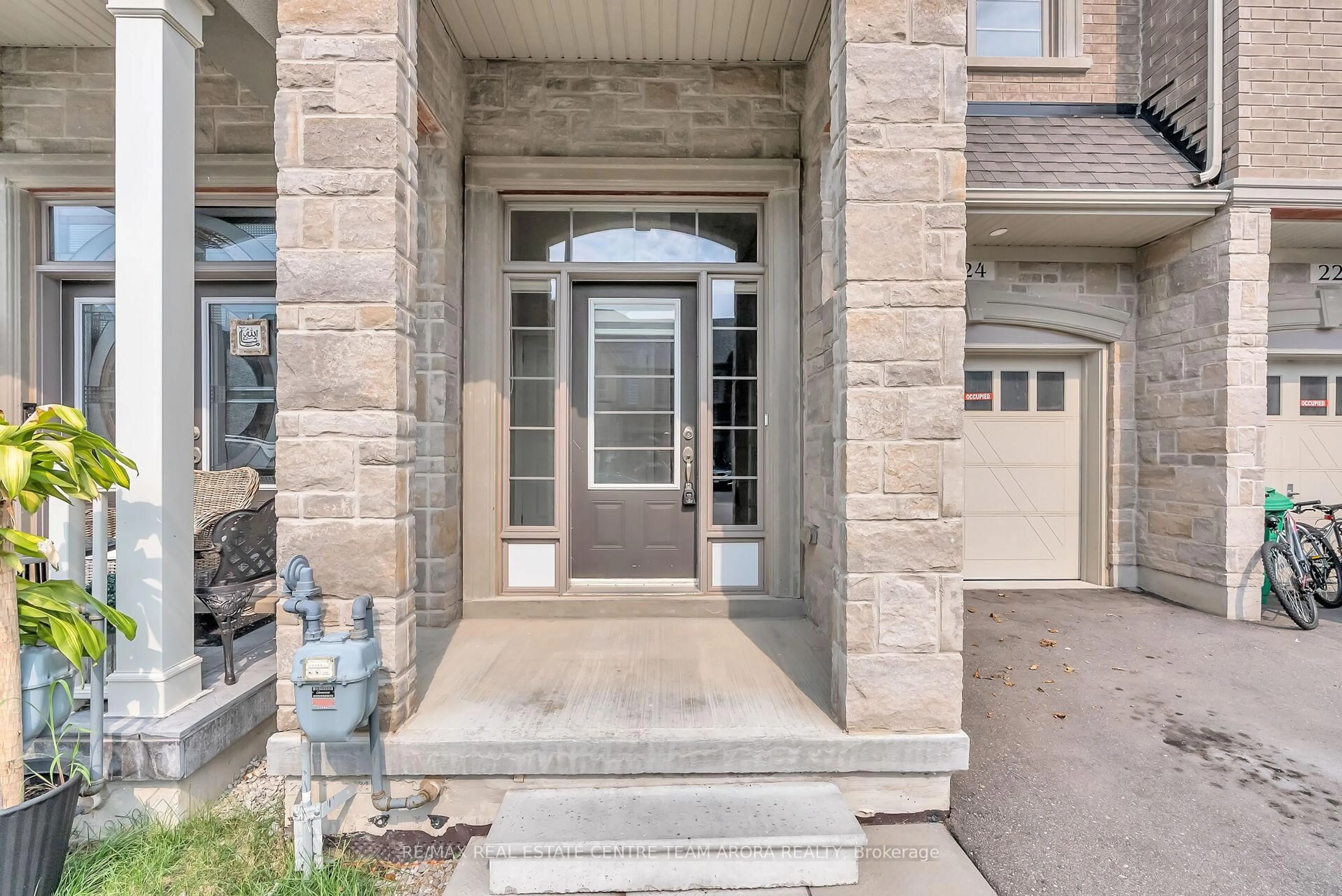 Indoor entryway for 24 Dalbeattie Dr, Brampton Ontario L6Y 6H6