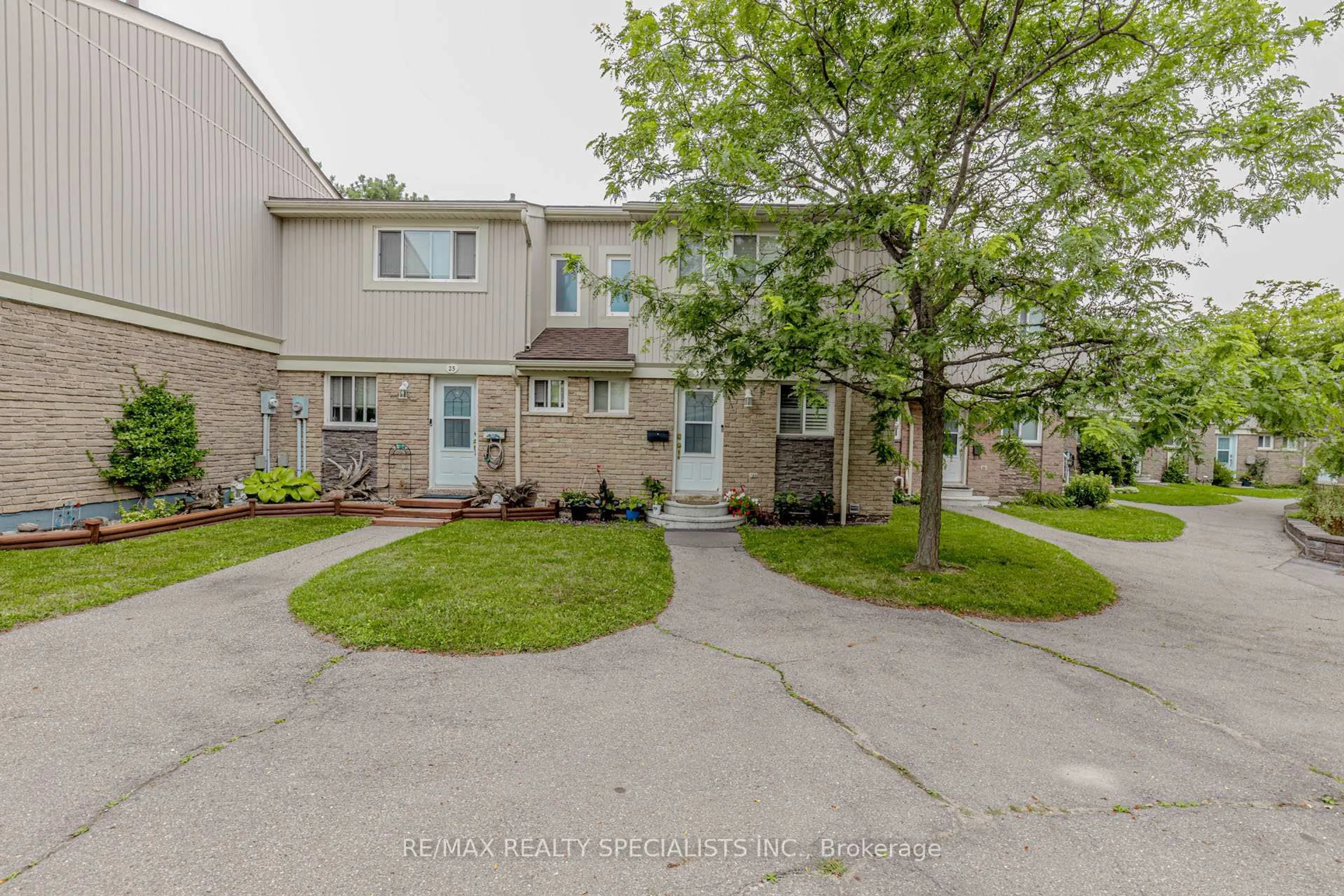 A pic from outside/outdoor area/front of a property/back of a property/a pic from drone, street for 561 Childs Dr #24, Milton Ontario L9T 3Z1