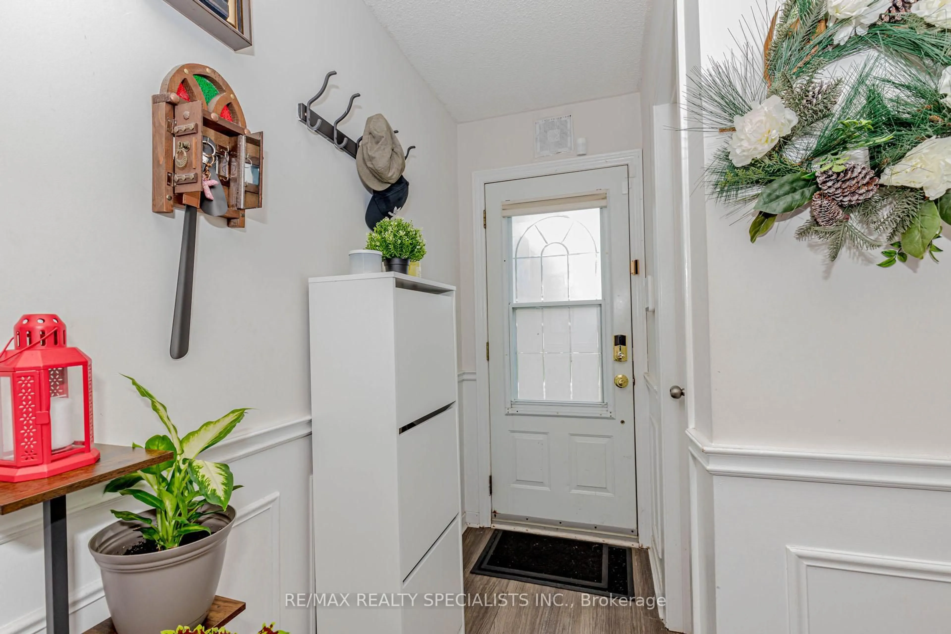 Indoor entryway for 561 Childs Dr #24, Milton Ontario L9T 3Z1