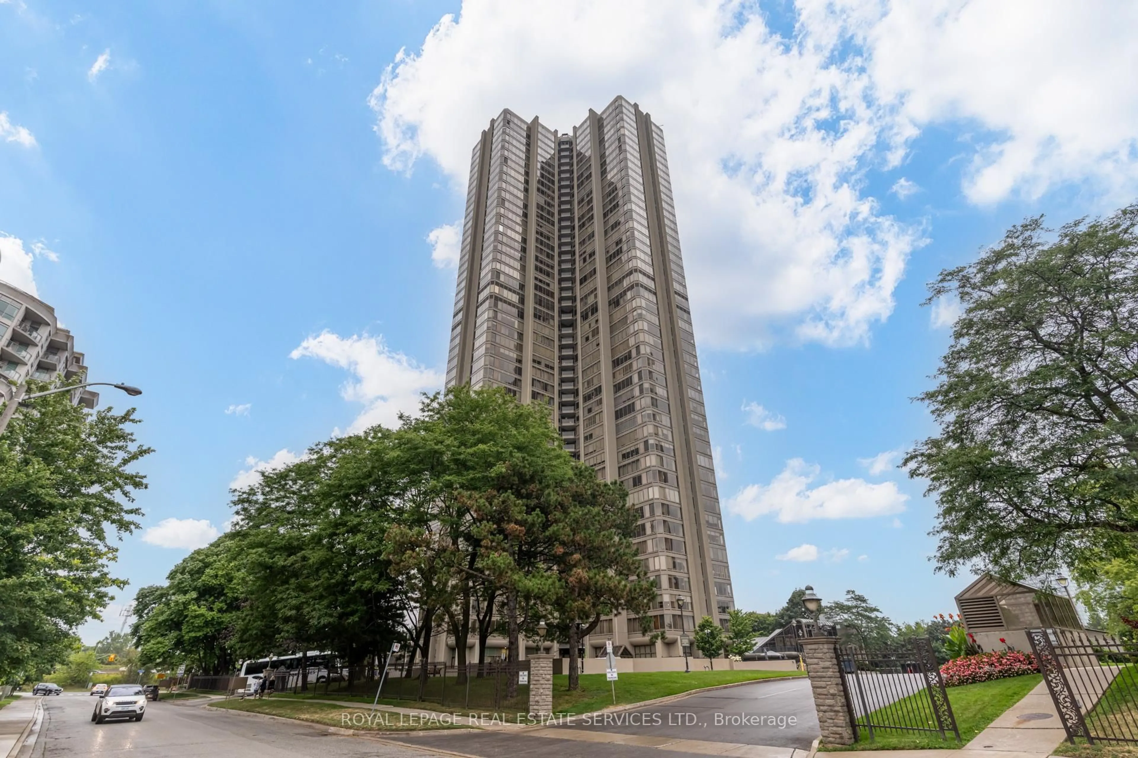 Indoor foyer for 2045 Lake Shore Blvd #2410, Toronto Ontario M8V 2Z6