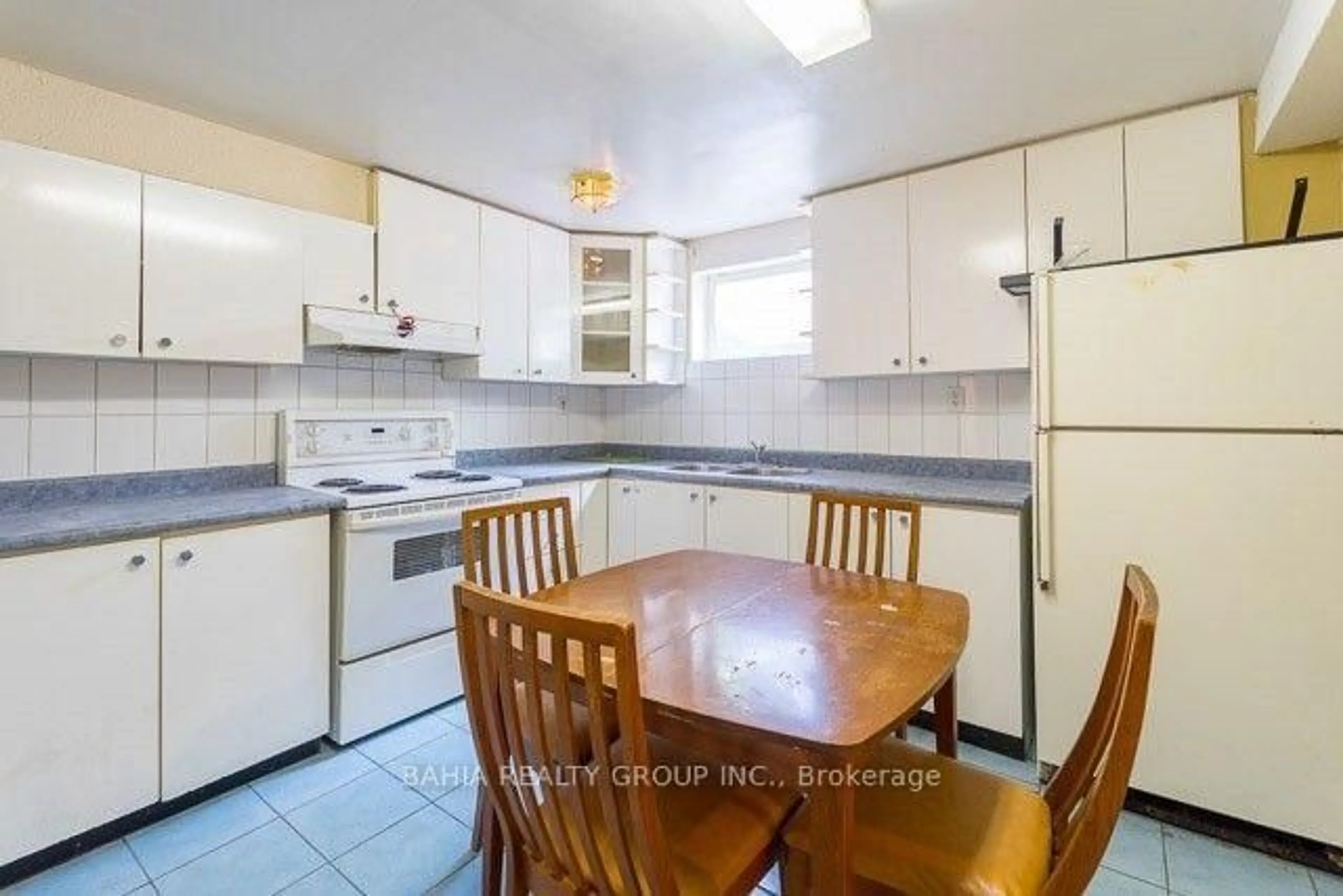 Standard kitchen, unknown for 14 Newlyn Cres, Brampton Ontario L6V 3A7