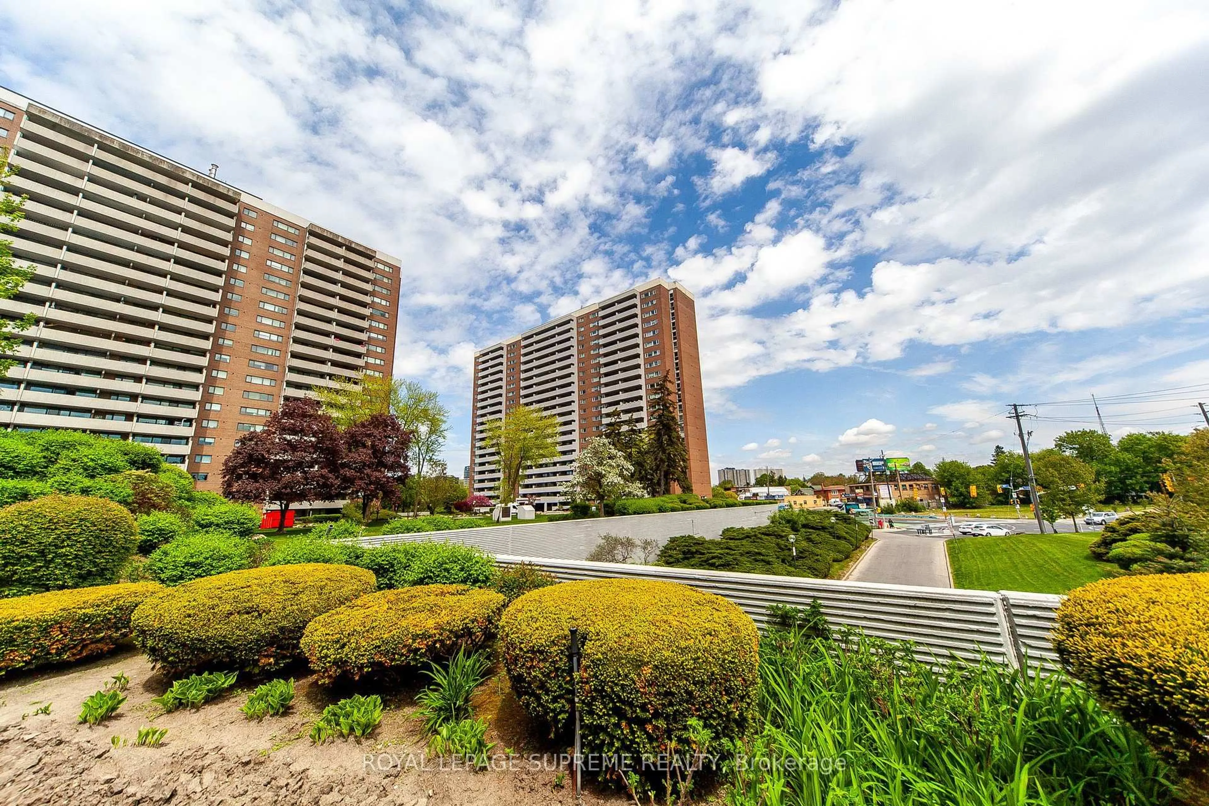 Patio, unknown for 270 Scarlett Rd #205, Toronto Ontario M6N 4X7