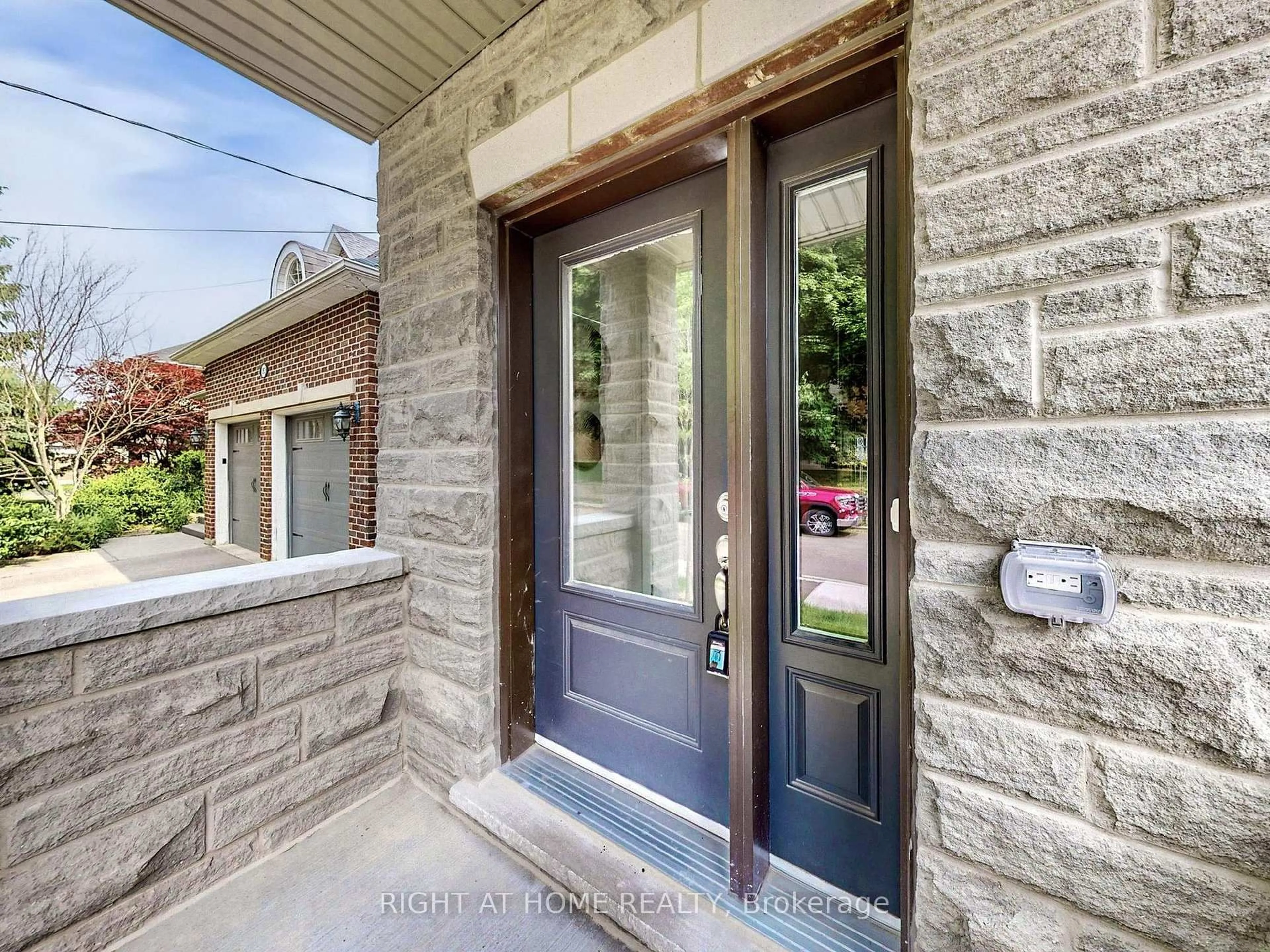 Indoor entryway for 197 Wyndham St, Mississauga Ontario L5M 2S5