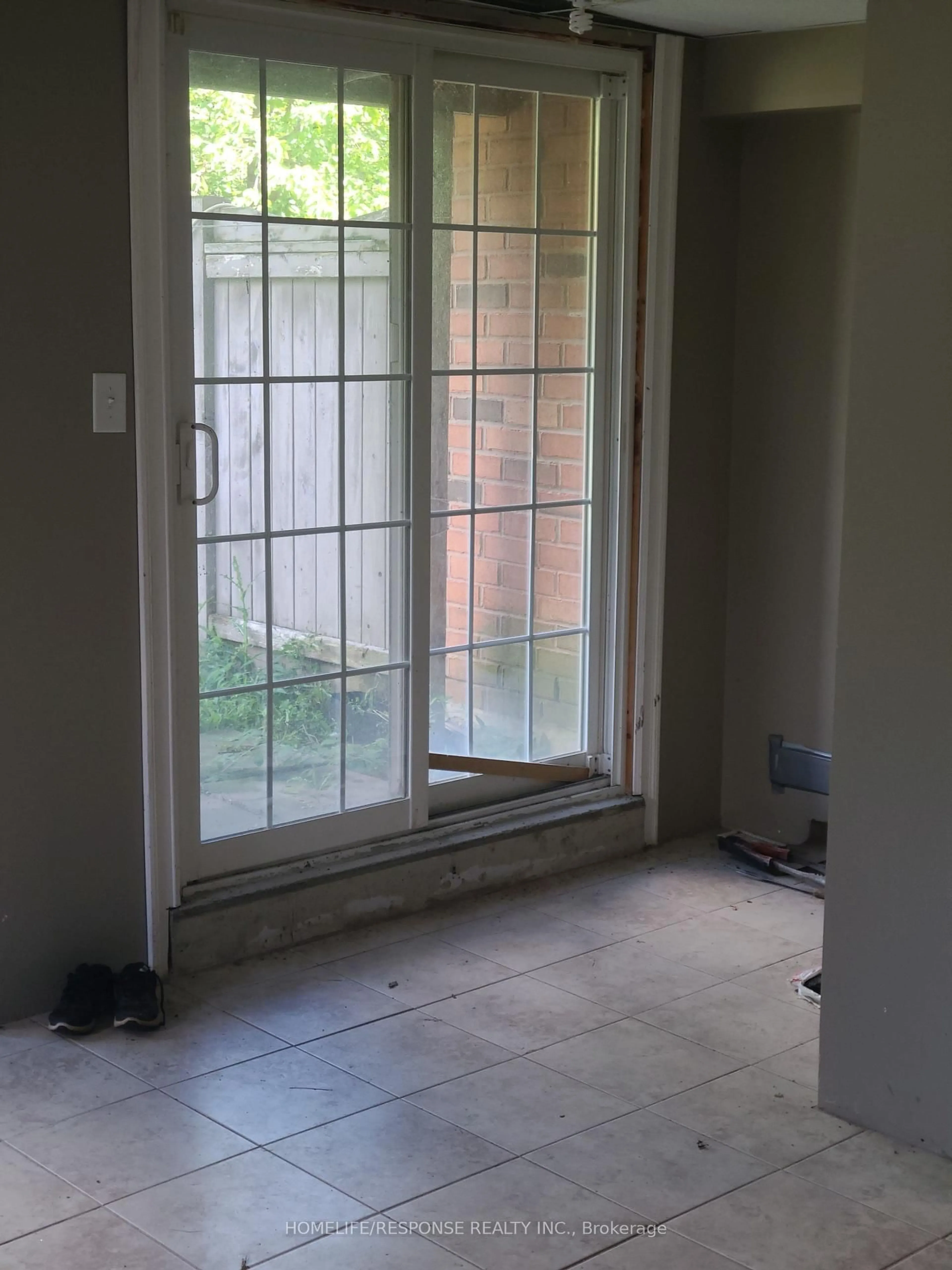 Indoor entryway for 141 ROCKGARDEN Tr, Brampton Ontario L6R 3N2