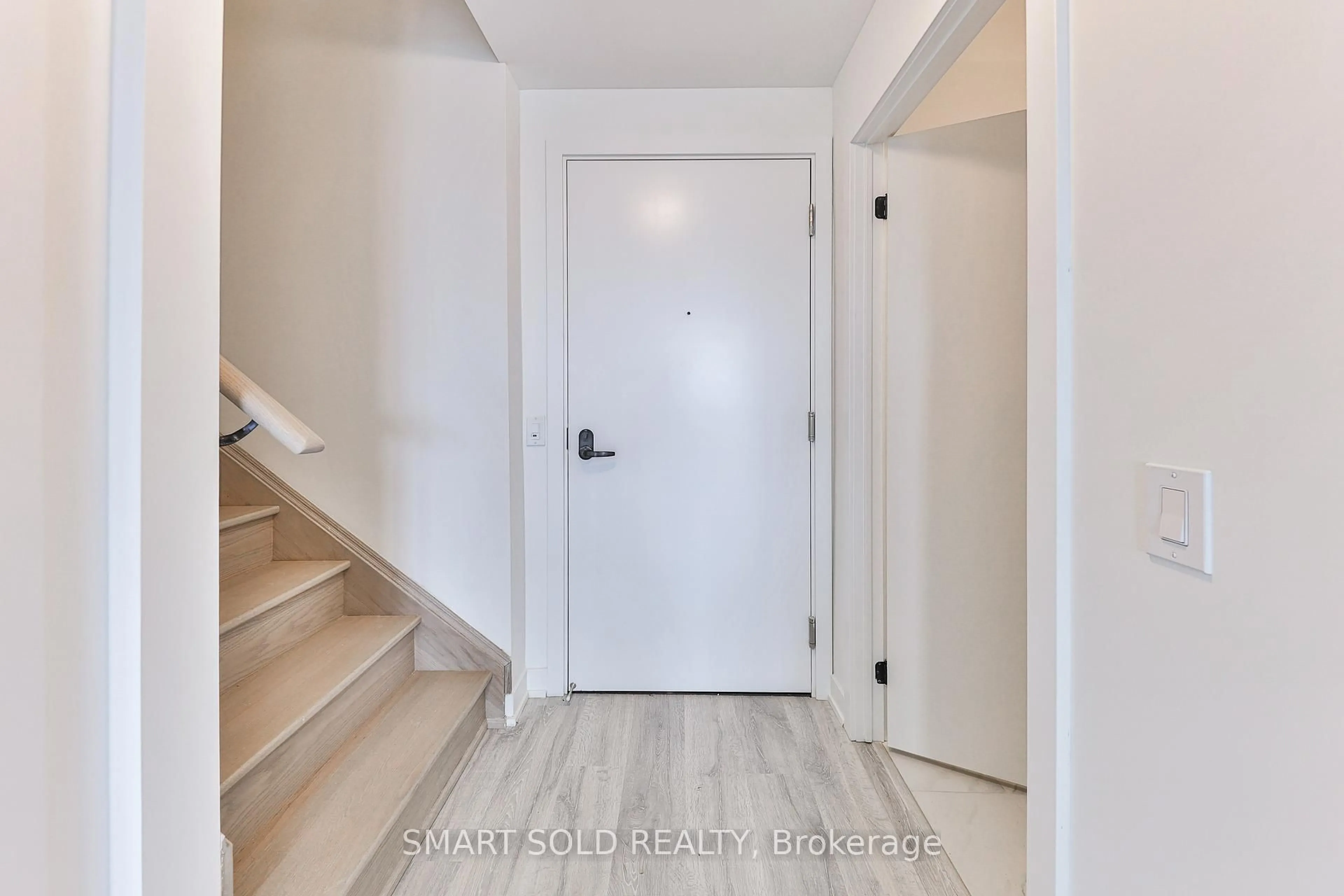 Indoor entryway for 220 Missinnihe Way #114, Mississauga Ontario L5H 0A9