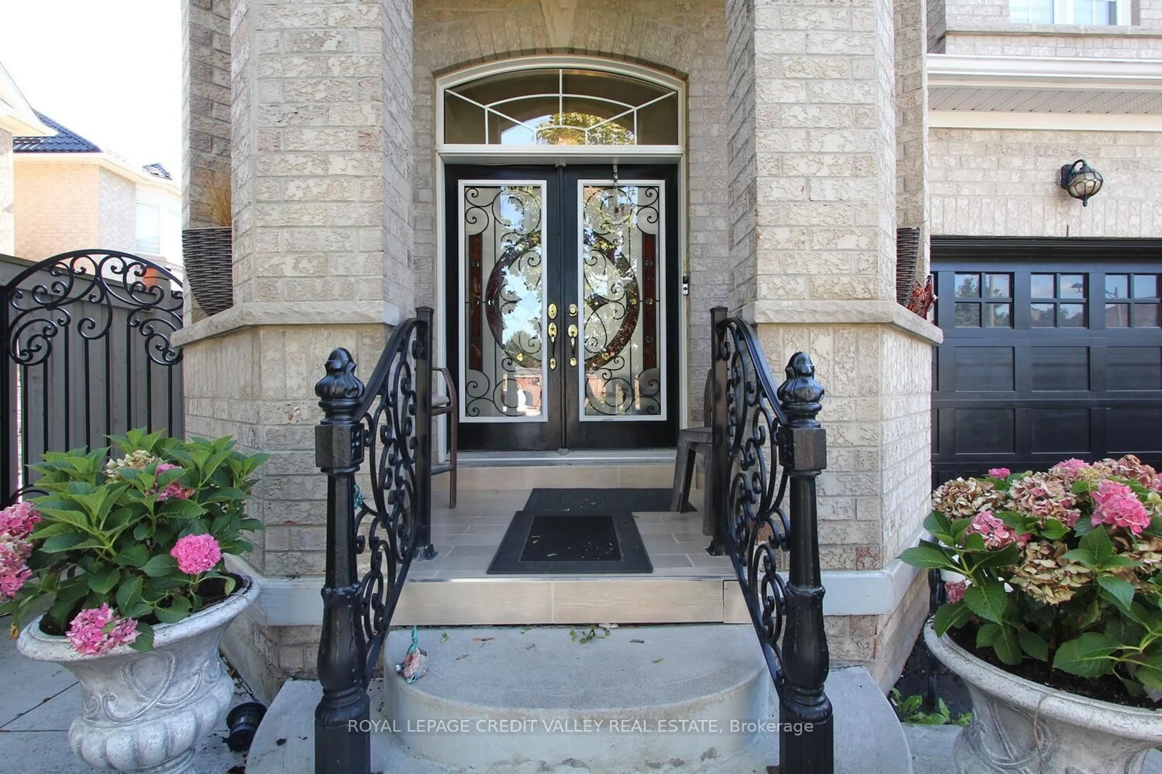 Indoor foyer for 12 Helman Rd, Brampton Ontario L6R 0R6