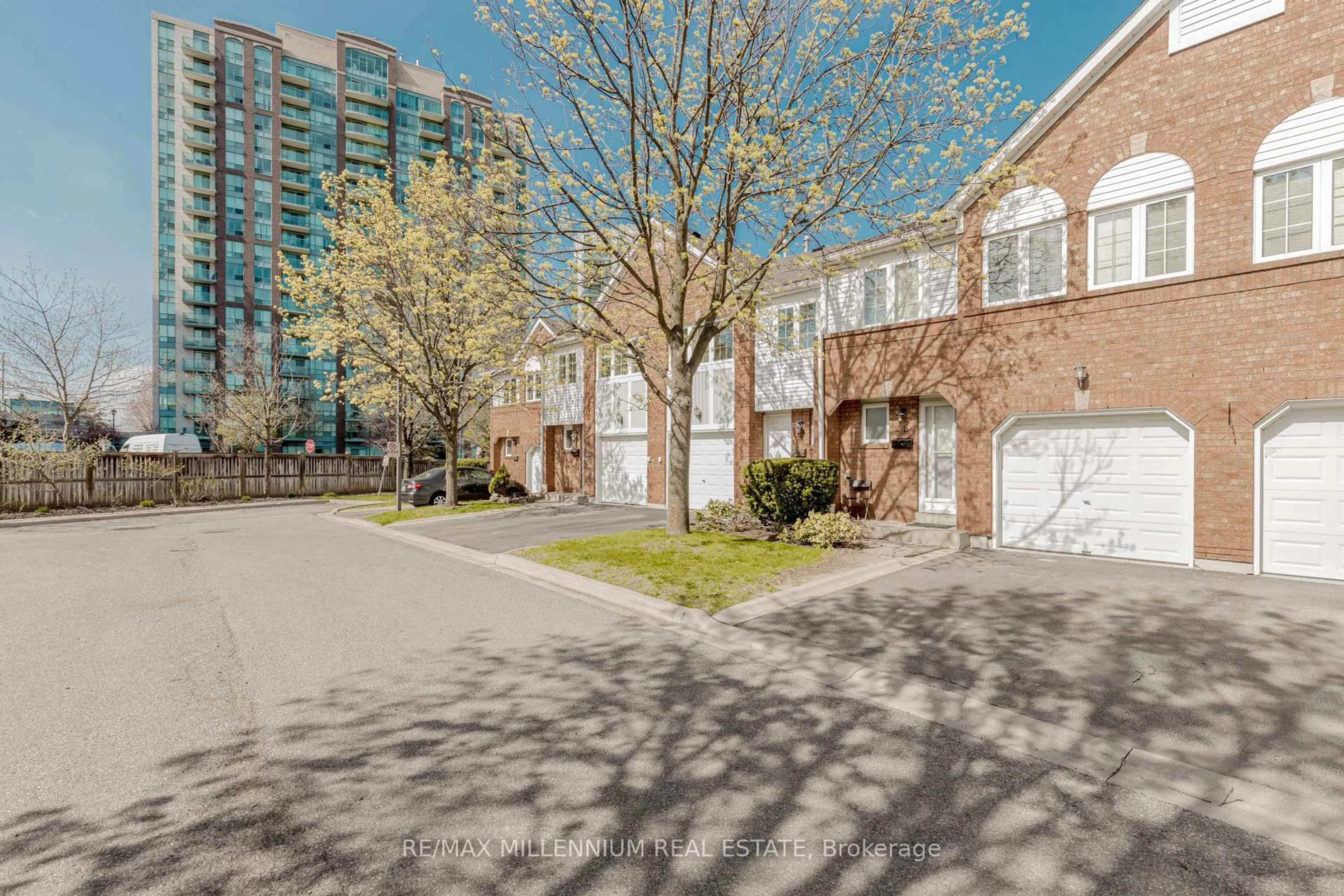 A pic from outside/outdoor area/front of a property/back of a property/a pic from drone, street for 4605 Donegal Dr #28, Mississauga Ontario L5M 4X7
