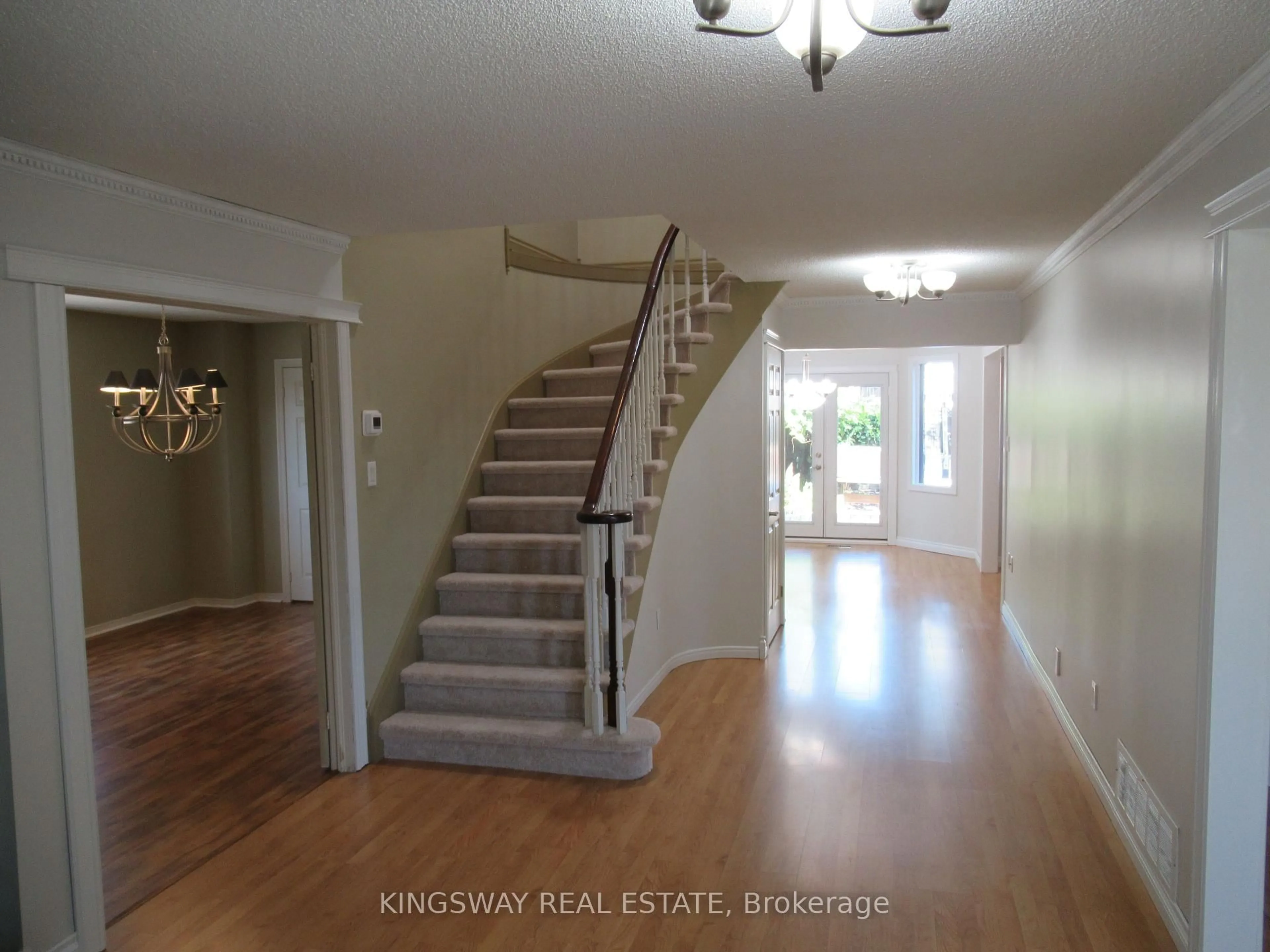 Indoor foyer for 6059 Tillsdown Dr, Mississauga Ontario L5N 4M4