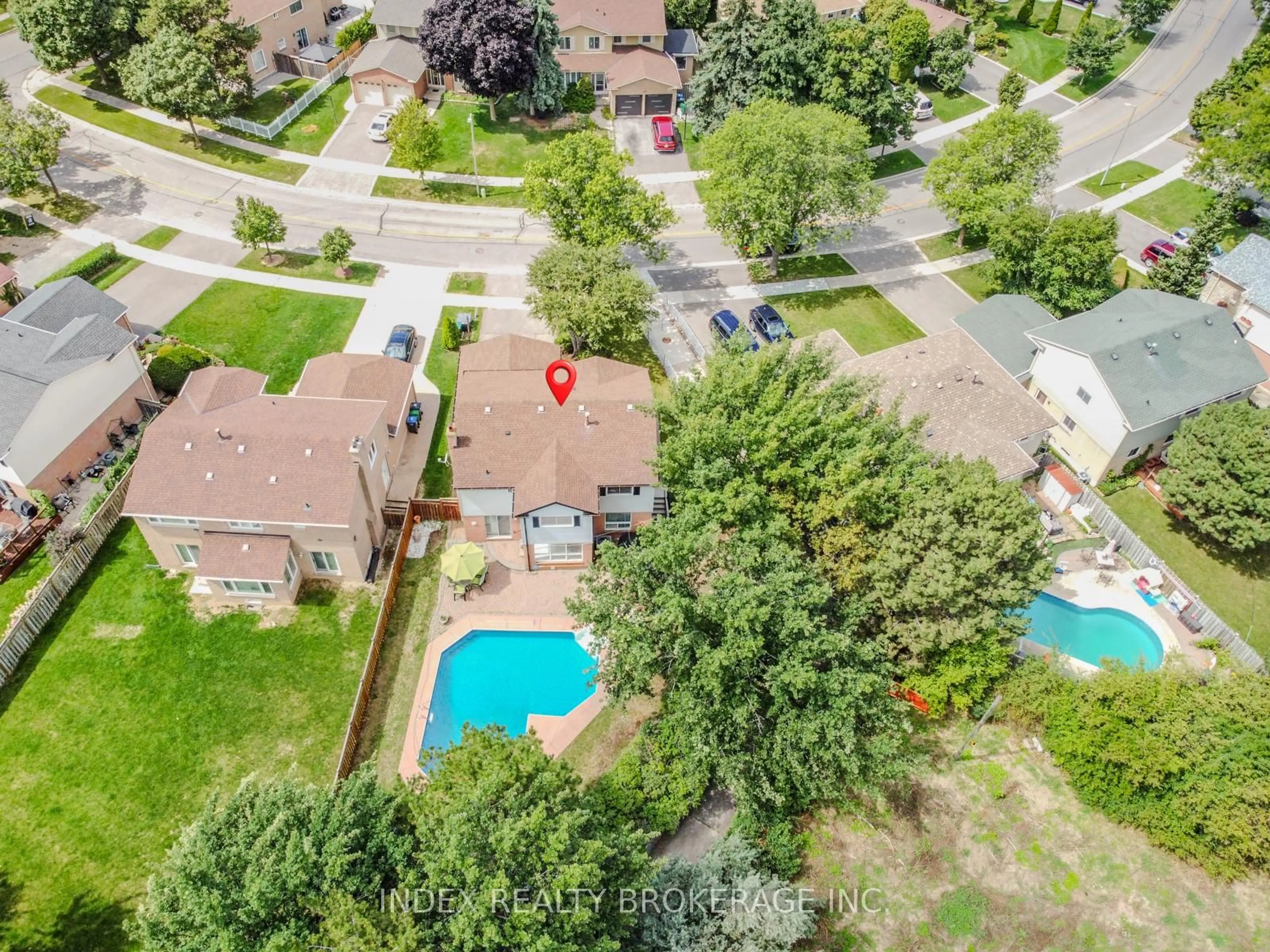 A pic from outside/outdoor area/front of a property/back of a property/a pic from drone, street for 6101 Edenwood Dr, Mississauga Ontario L5N 2Y6