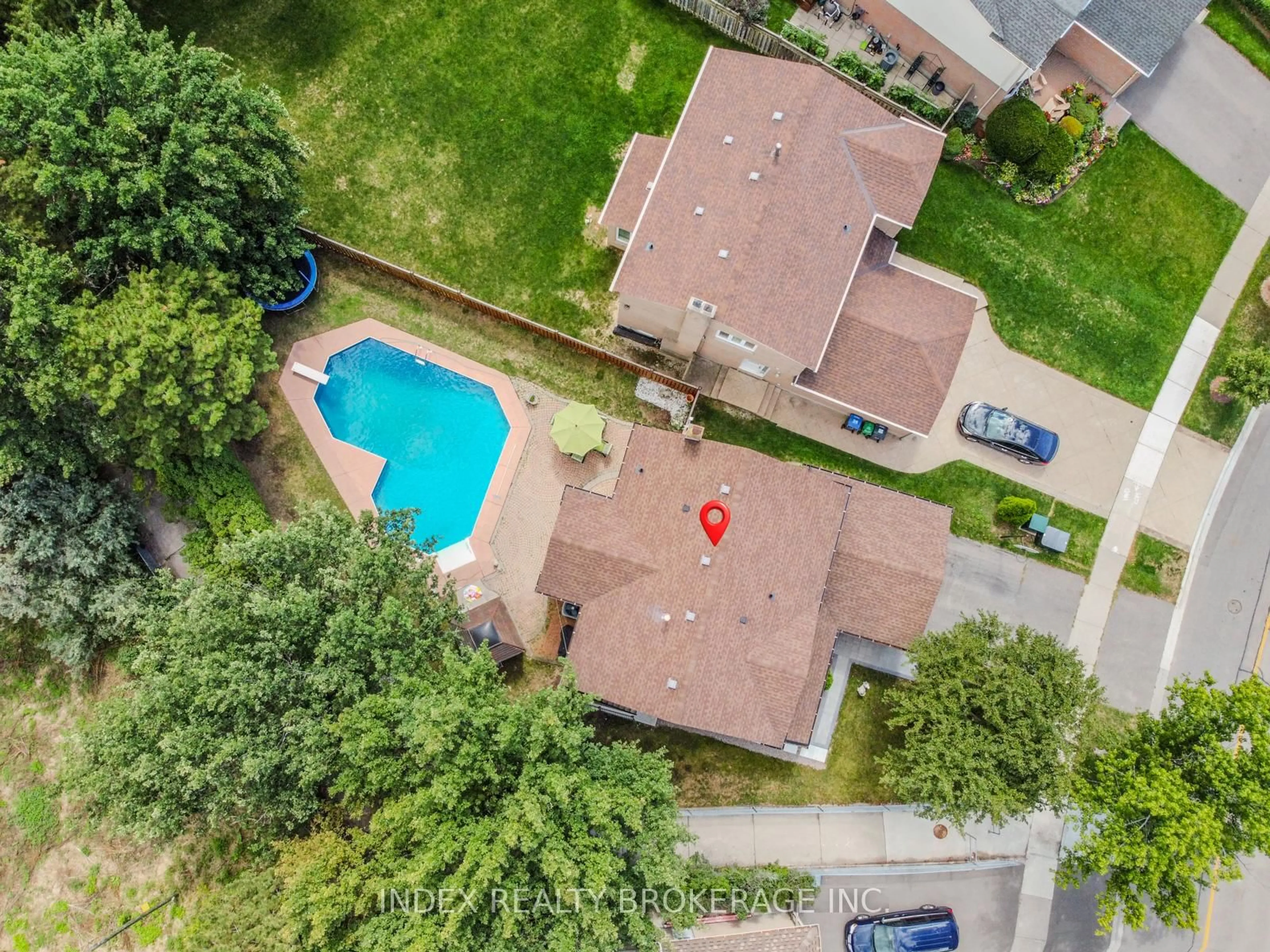 A pic from outside/outdoor area/front of a property/back of a property/a pic from drone, street for 6101 Edenwood Dr, Mississauga Ontario L5N 2Y6
