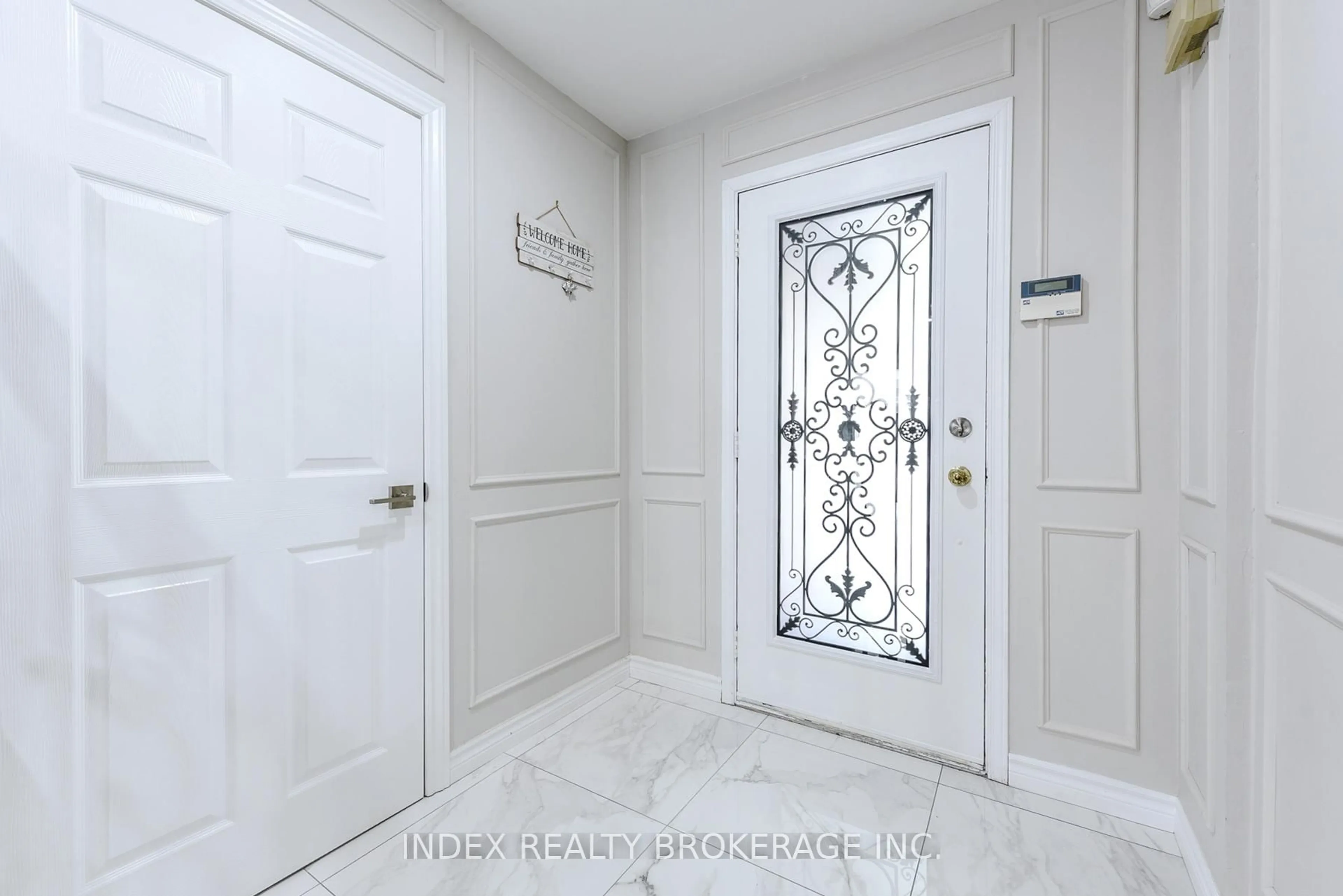 Indoor entryway for 6101 Edenwood Dr, Mississauga Ontario L5N 2Y6
