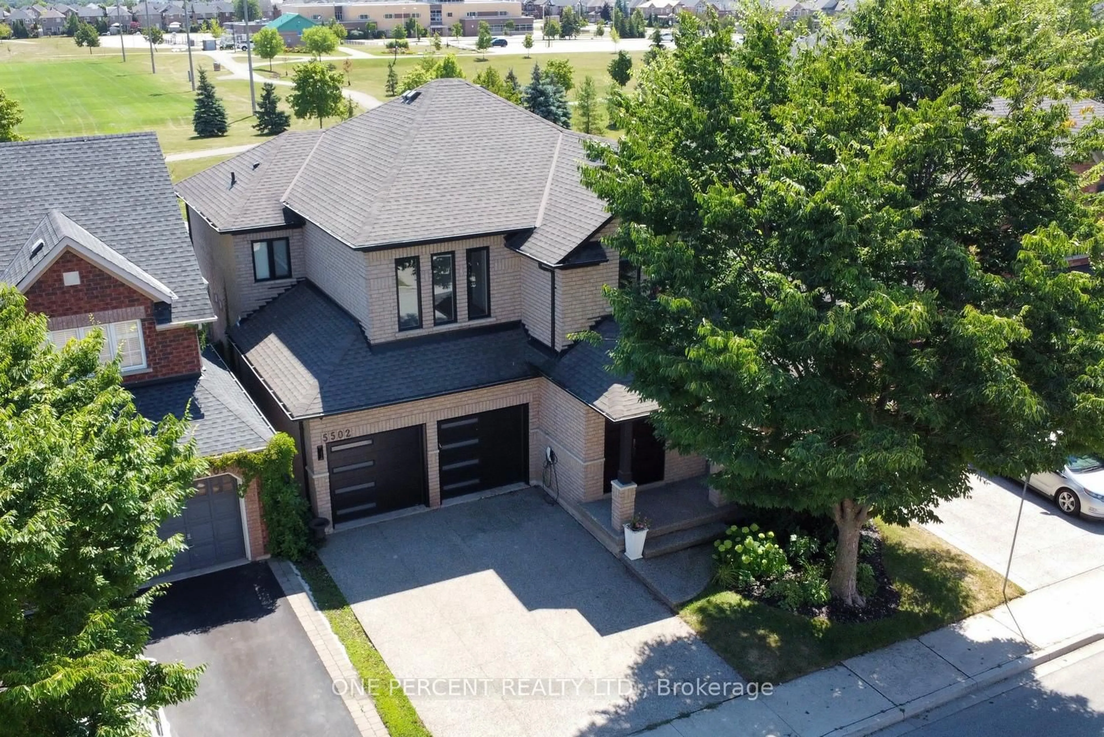 A pic from outside/outdoor area/front of a property/back of a property/a pic from drone, street for 5502 Twelve Mile Tr, Burlington Ontario L7L 7L3