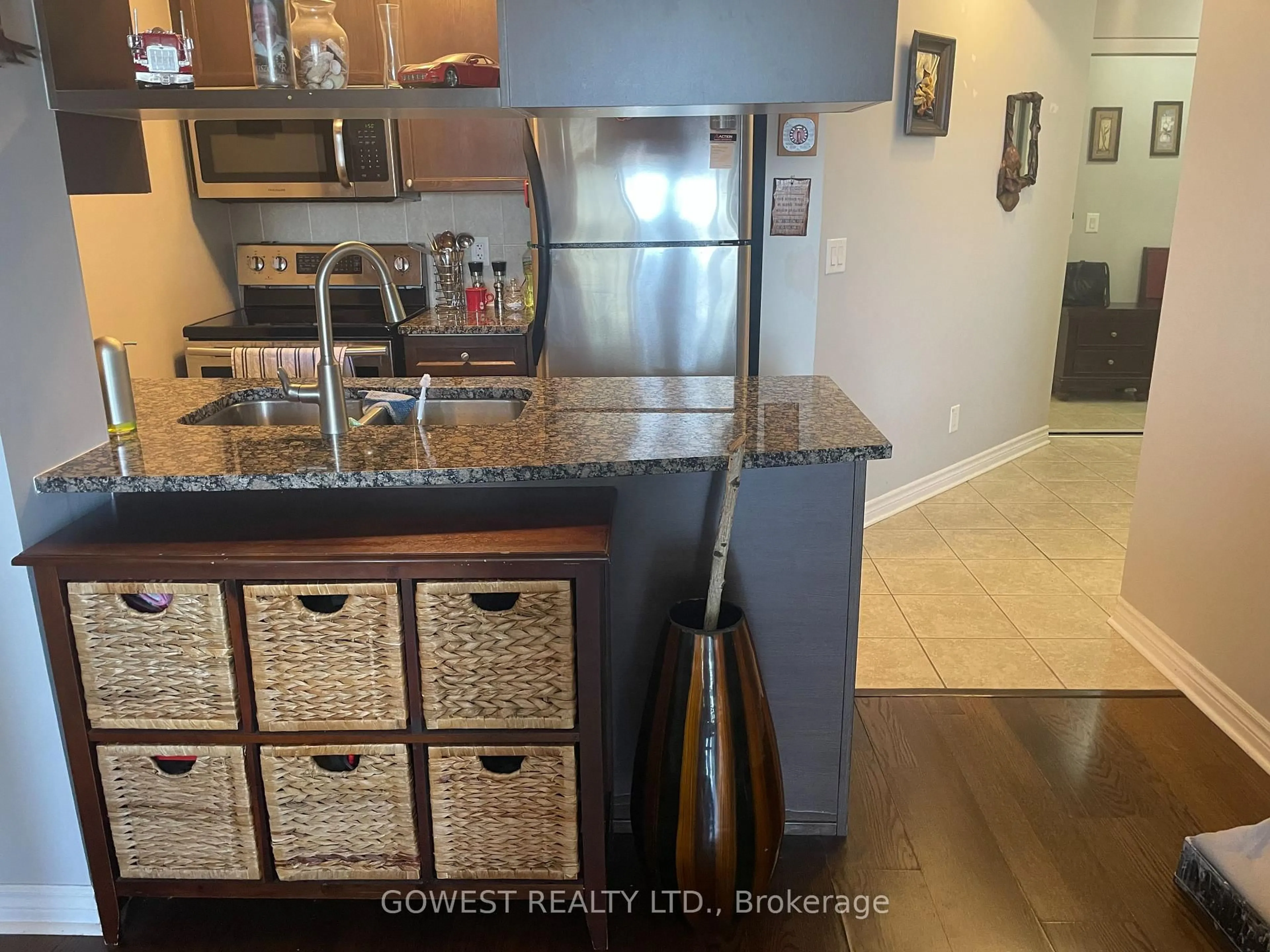 Open concept kitchen, ceramic/tile floor for 2379 Central Park Dr #909, Oakville Ontario L6H 0E3