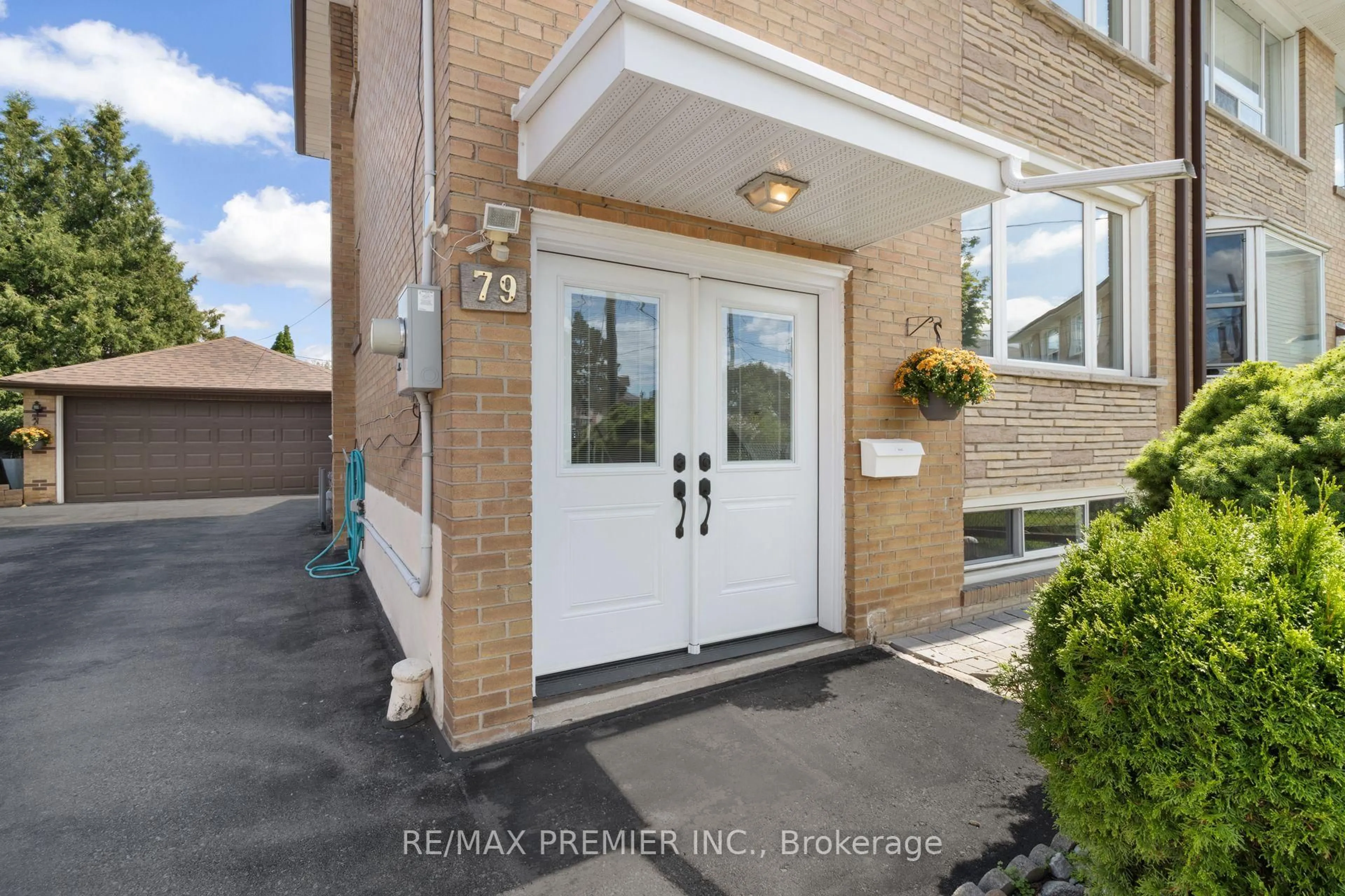 Indoor entryway for 79 Pamille Pl, Toronto Ontario M6M 3B1
