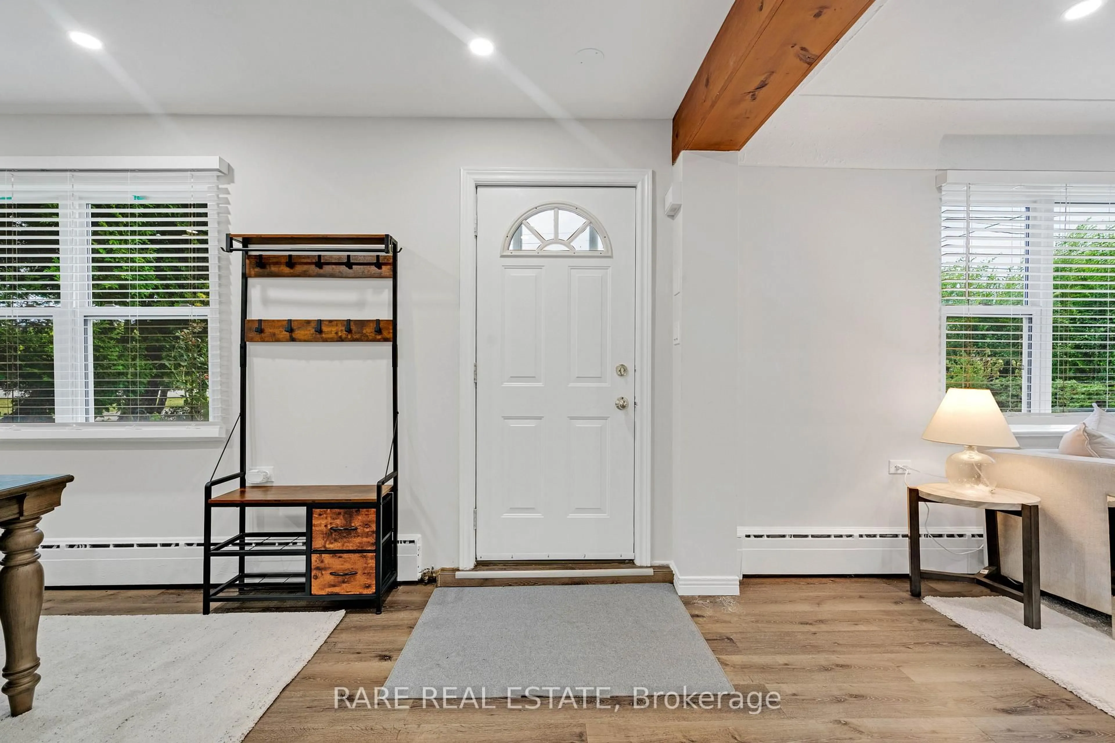 Indoor entryway for 2073 Leighland Rd, Burlington Ontario L7R 3S9