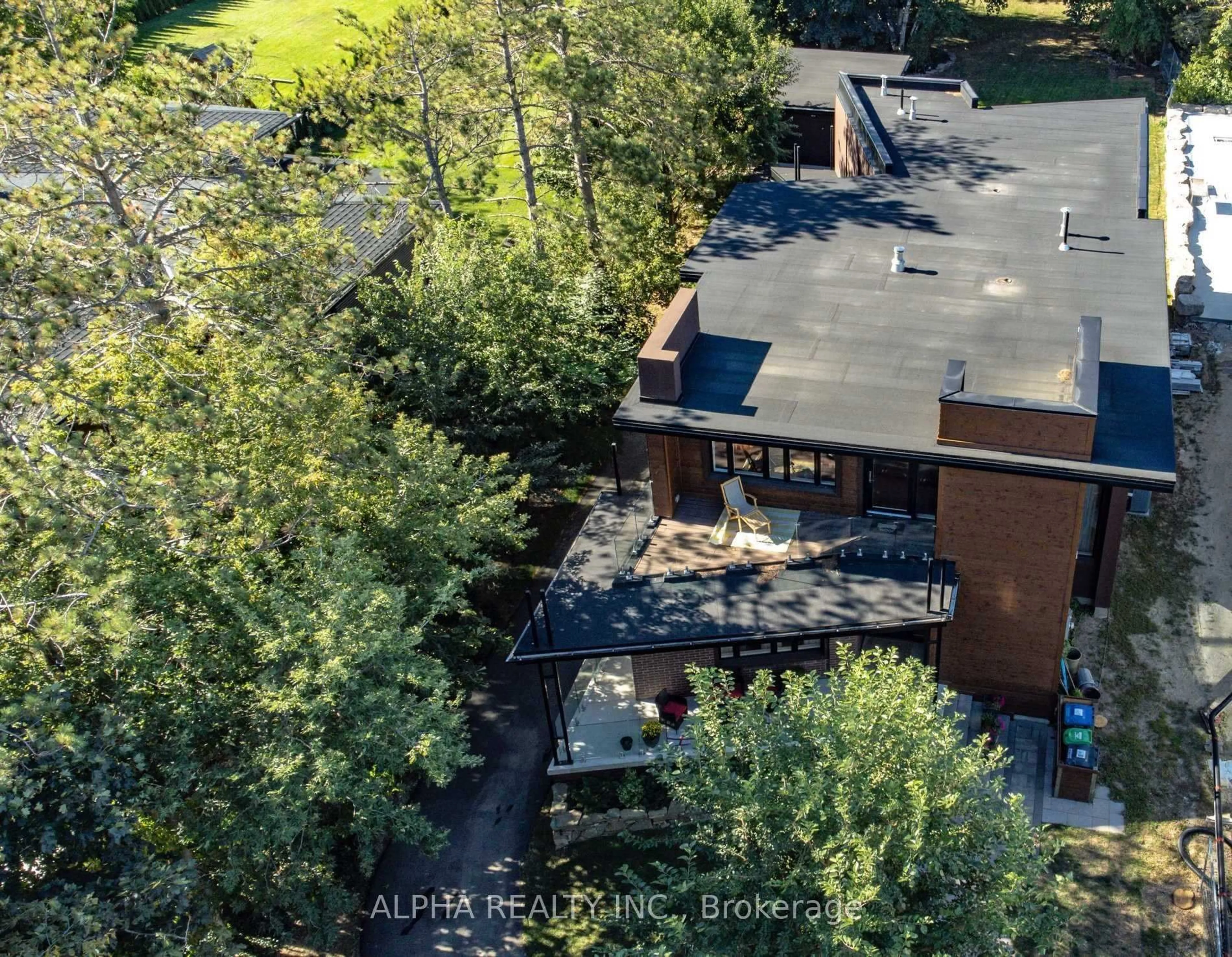 A pic from outside/outdoor area/front of a property/back of a property/a pic from drone, forest/trees view for 1436 Haig Blvd, Mississauga Ontario L5E 2N1