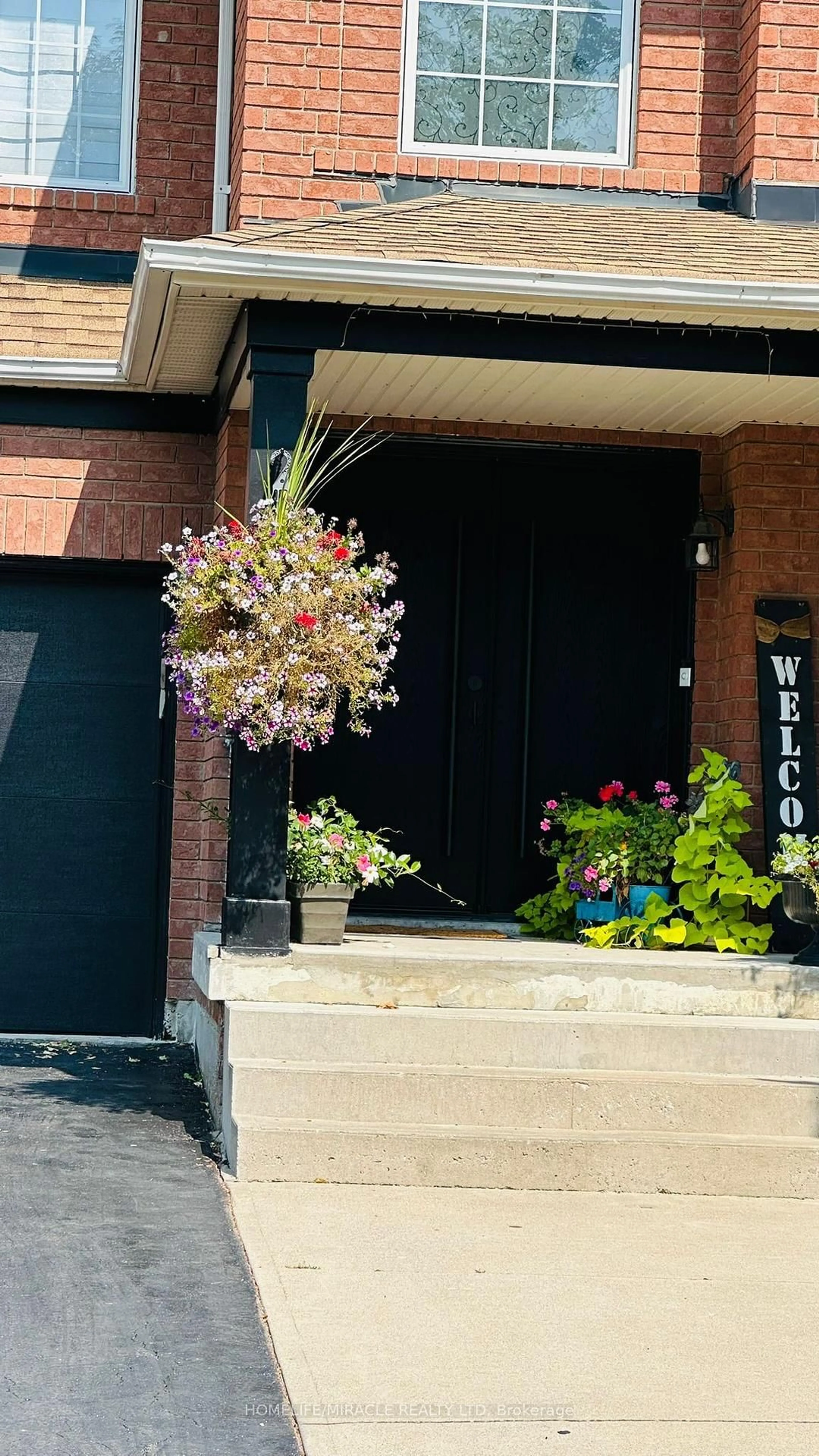 Indoor entryway for 28 Bowsfield Dr, Brampton Ontario L6P 1A6