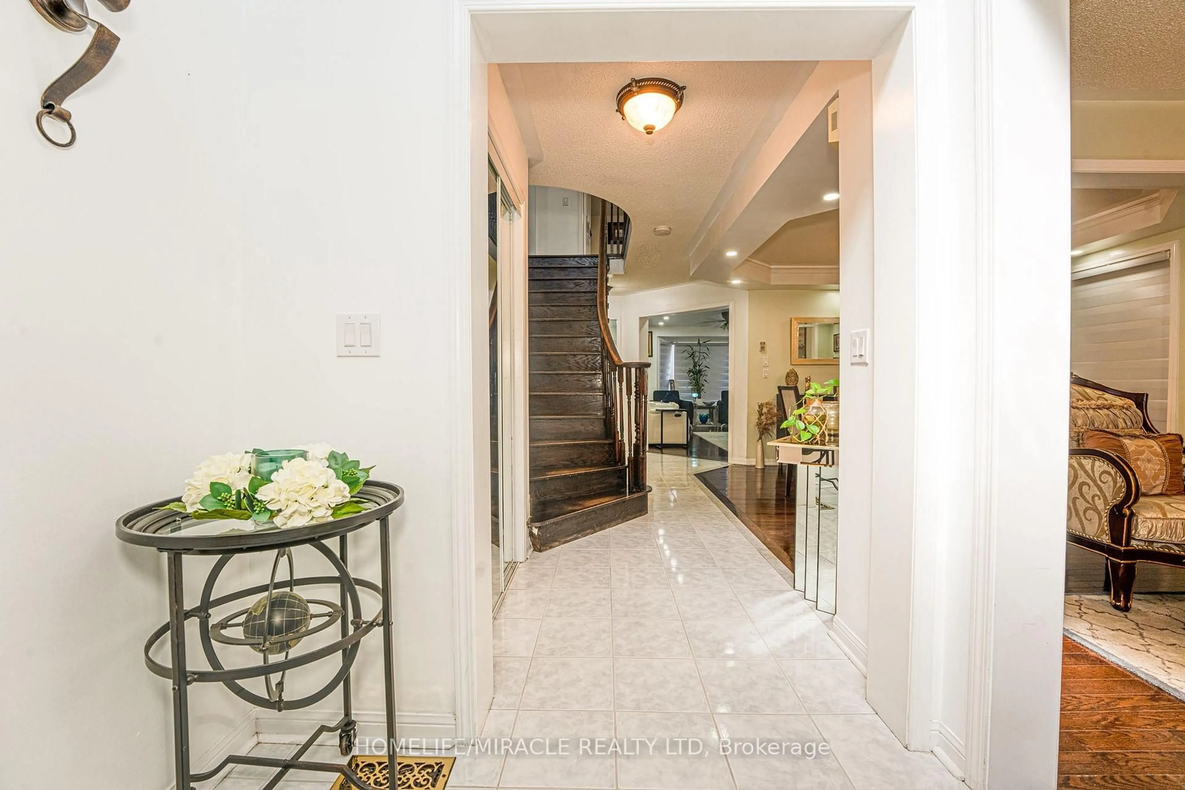 Indoor foyer for 28 Bowsfield Dr, Brampton Ontario L6P 1A6