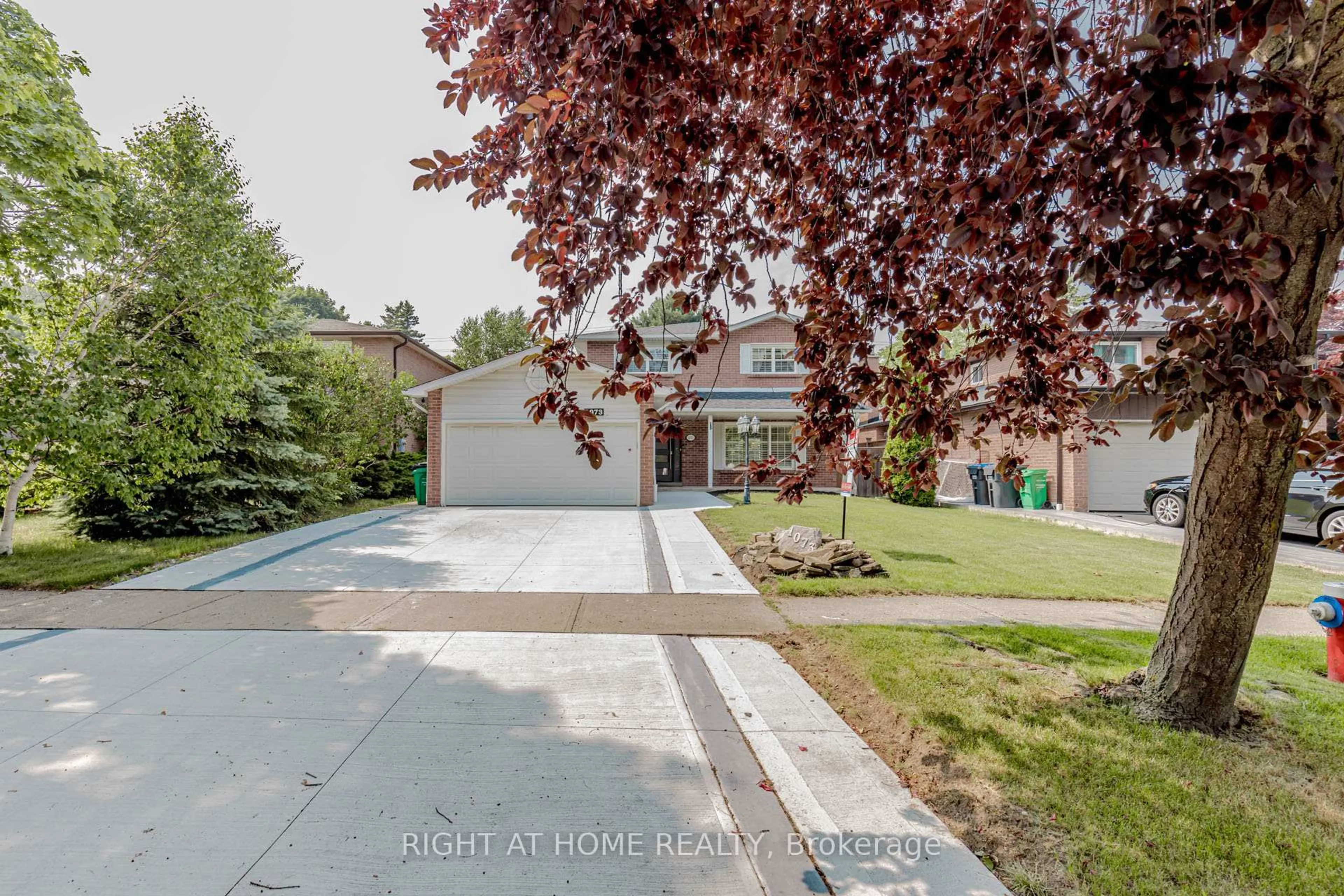 A pic from outside/outdoor area/front of a property/back of a property/a pic from drone, street for 1073 Mesa Cres, Mississauga Ontario L5R 3E7