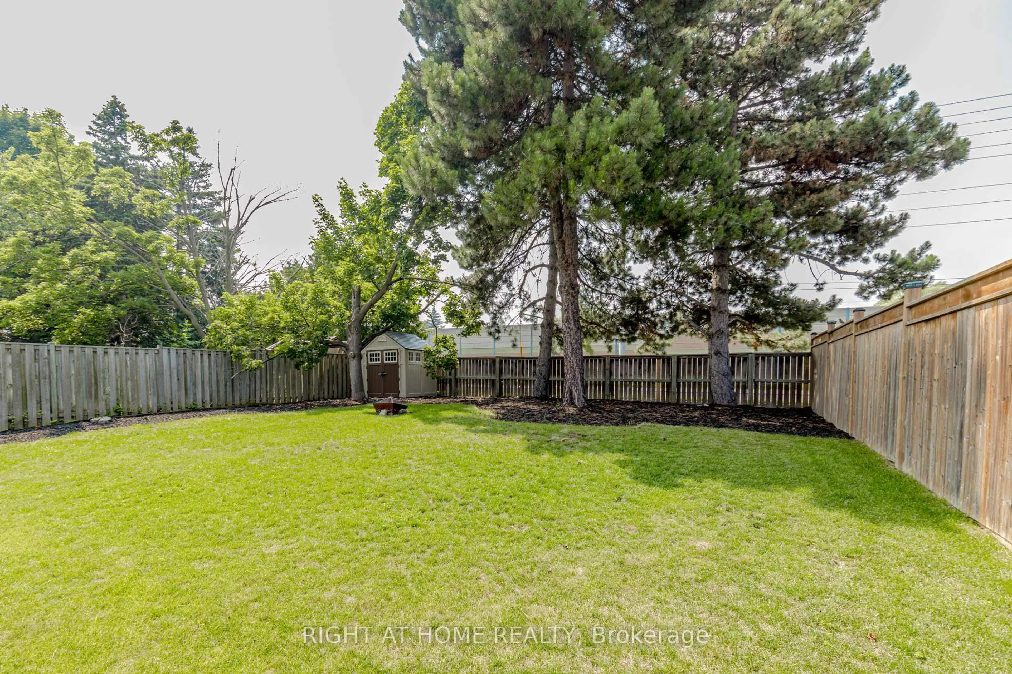 A pic from outside/outdoor area/front of a property/back of a property/a pic from drone, forest/trees view for 1073 Mesa Cres, Mississauga Ontario L5R 3E7