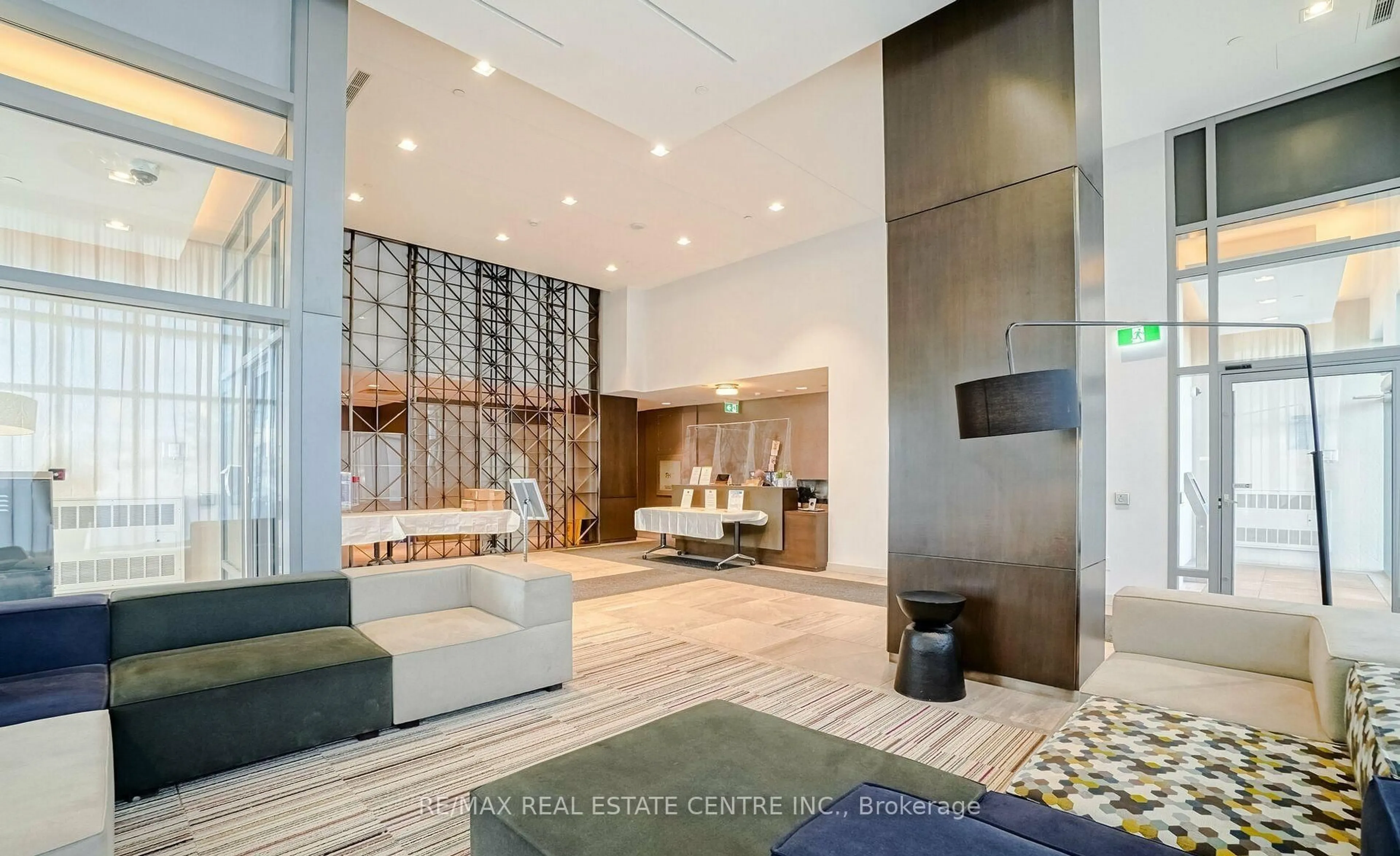 Indoor foyer for 2560 Eglinton Ave #1607, Mississauga Ontario L5M 5R1