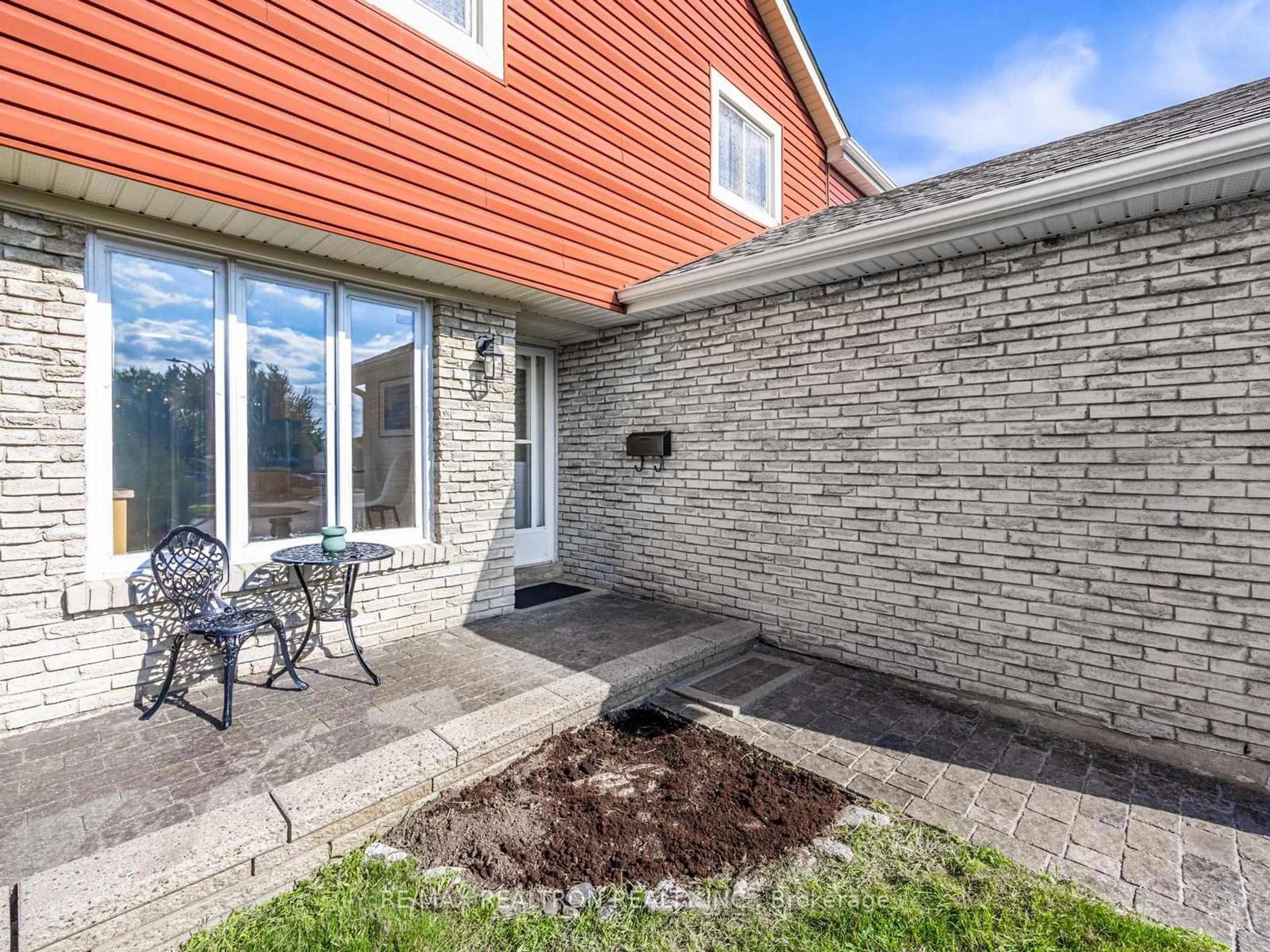 Home with brick exterior material, street for 32 Thatcher Crt, Brampton Ontario L6Z 1C8