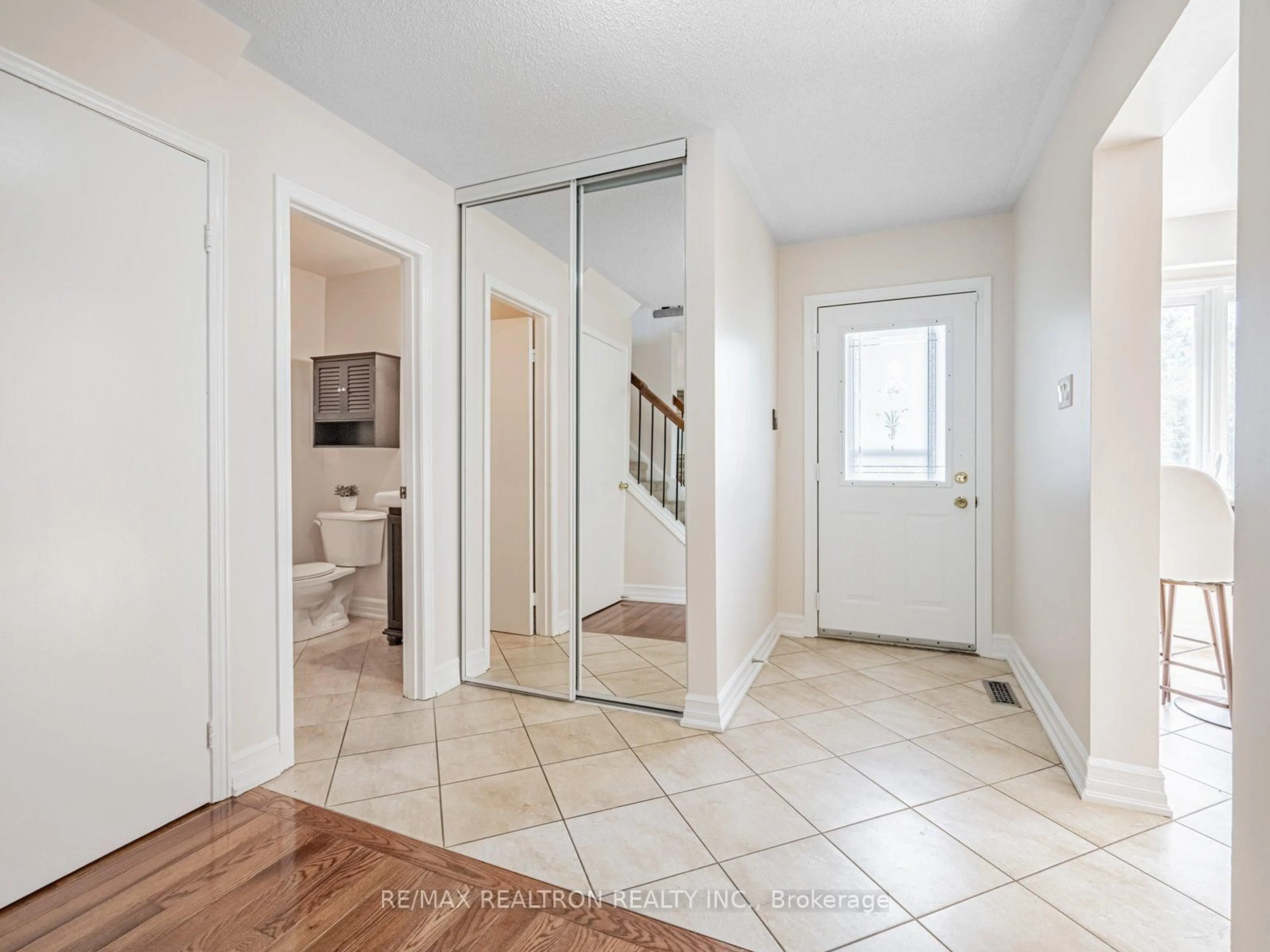 Indoor entryway for 32 Thatcher Crt, Brampton Ontario L6Z 1C8