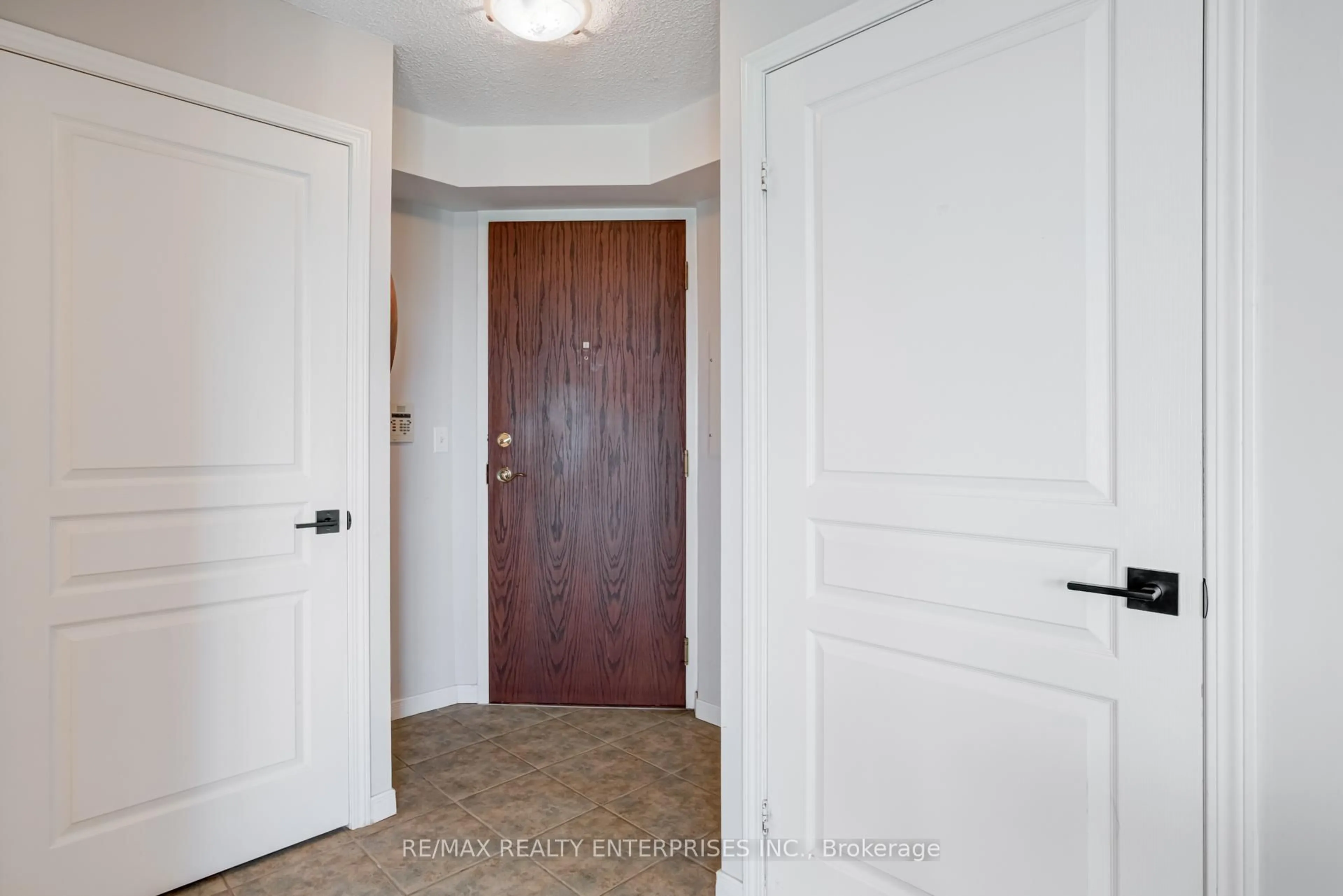 Indoor entryway for 2545 Erin Centre Blvd #1511, Mississauga Ontario L5M 6Z9