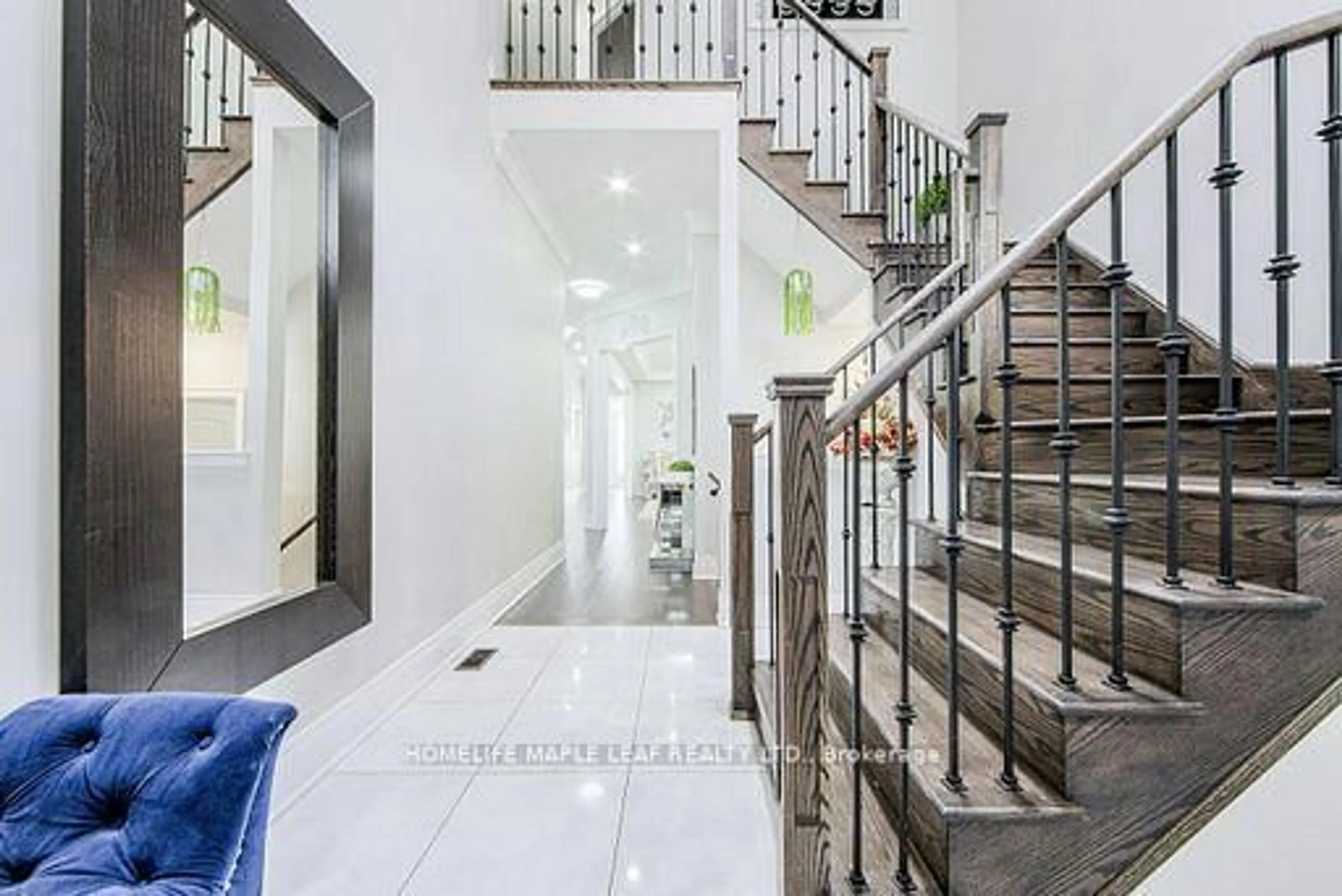 Indoor foyer for 16 Dairymaid Rd, Brampton Ontario L6X 5P9