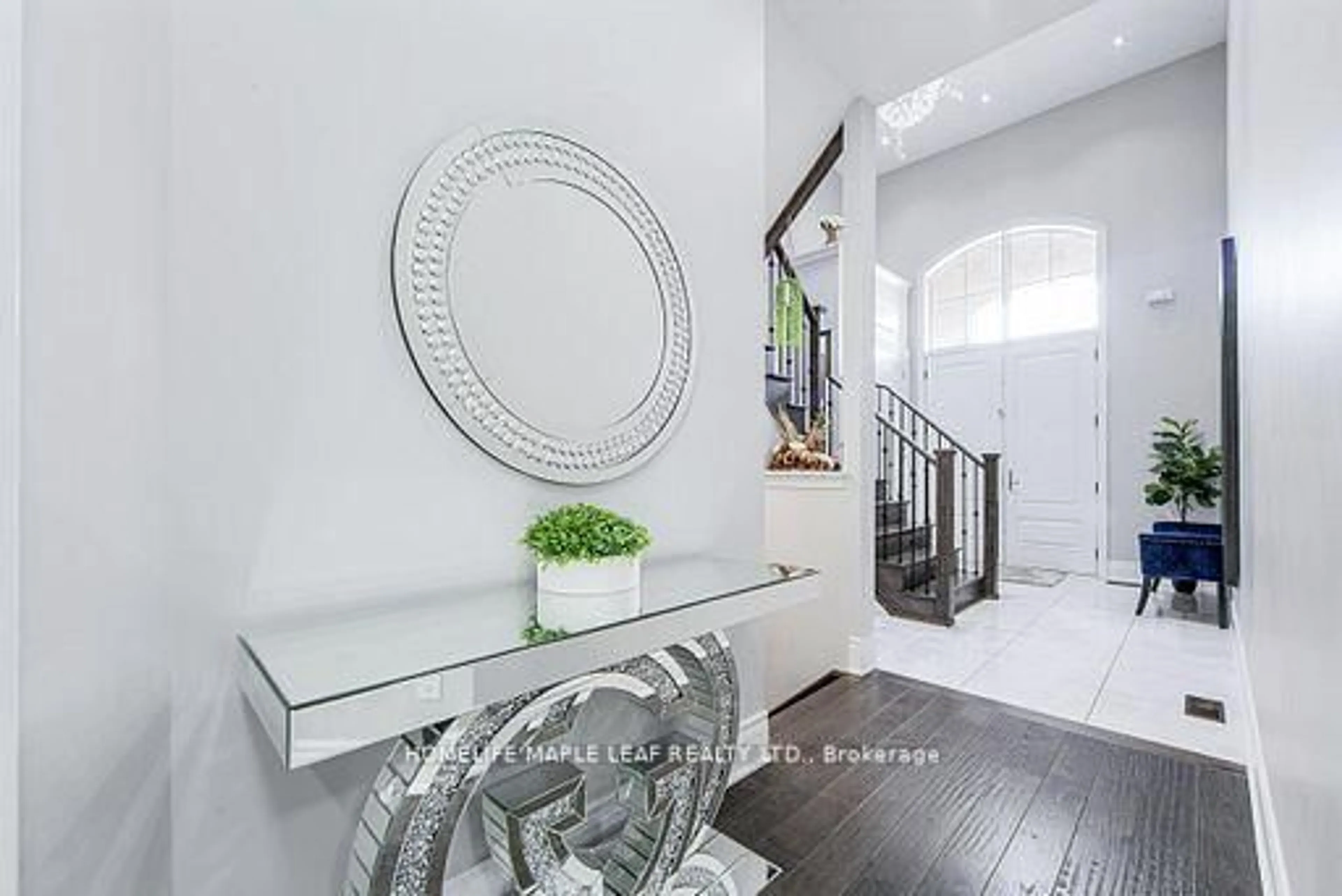 Indoor entryway for 16 Dairymaid Rd, Brampton Ontario L6X 5P9