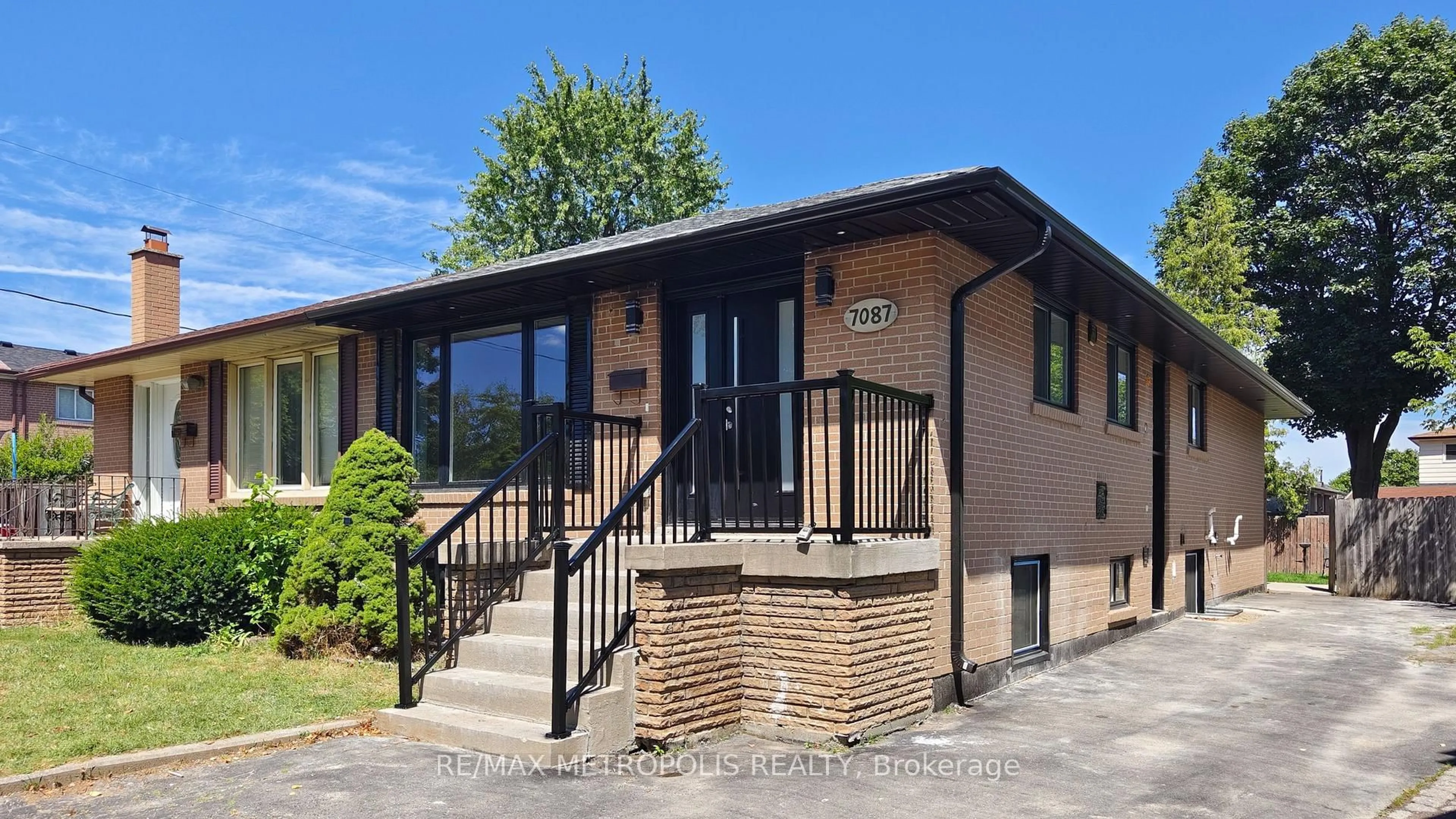 Home with brick exterior material, building for 7087 Landen Crt, Mississauga Ontario L4T 2H9