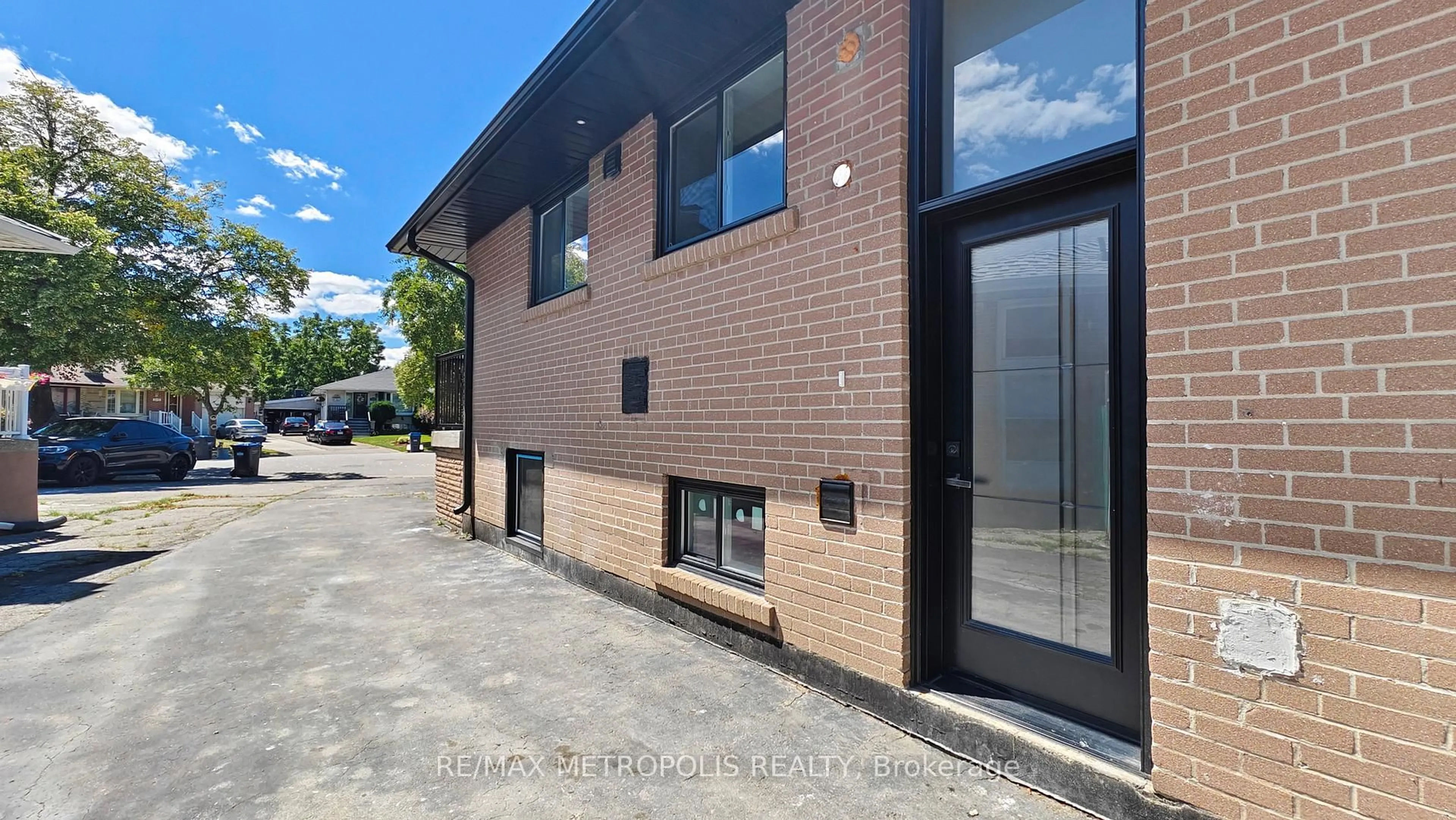 Home with brick exterior material, street for 7087 Landen Crt, Mississauga Ontario L4T 2H9