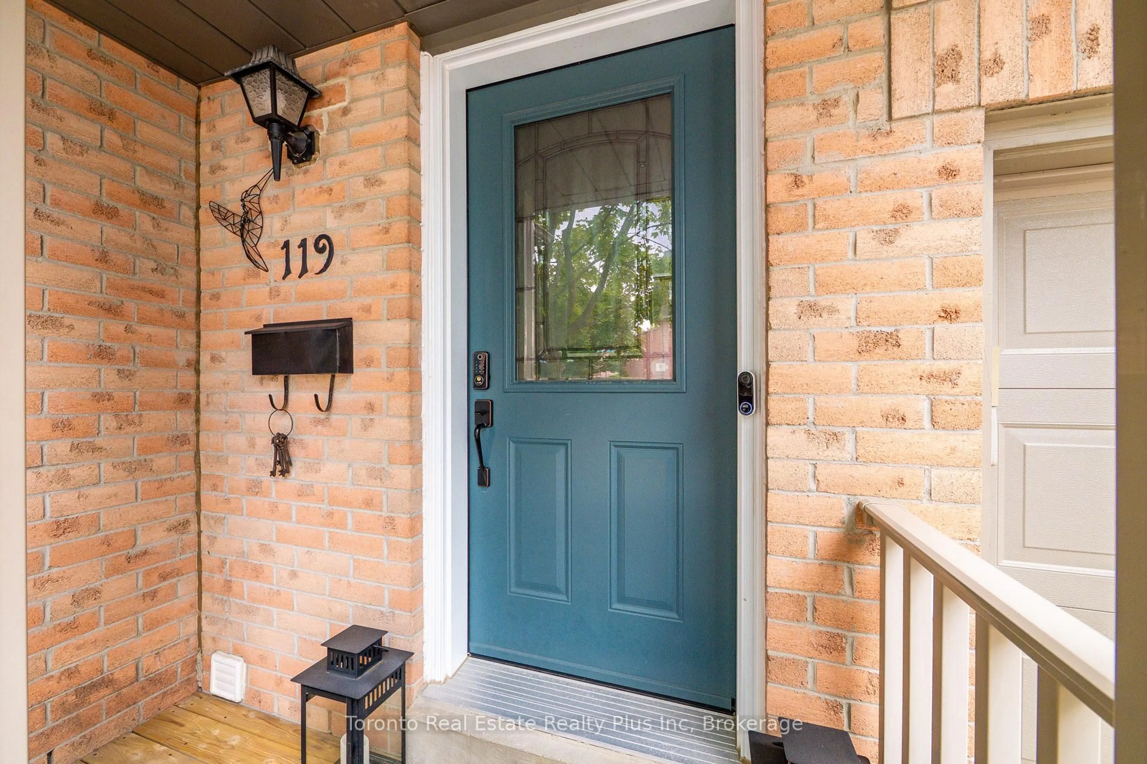 Indoor entryway for 2945 Thomas St #119, Mississauga Ontario L5M 6C1