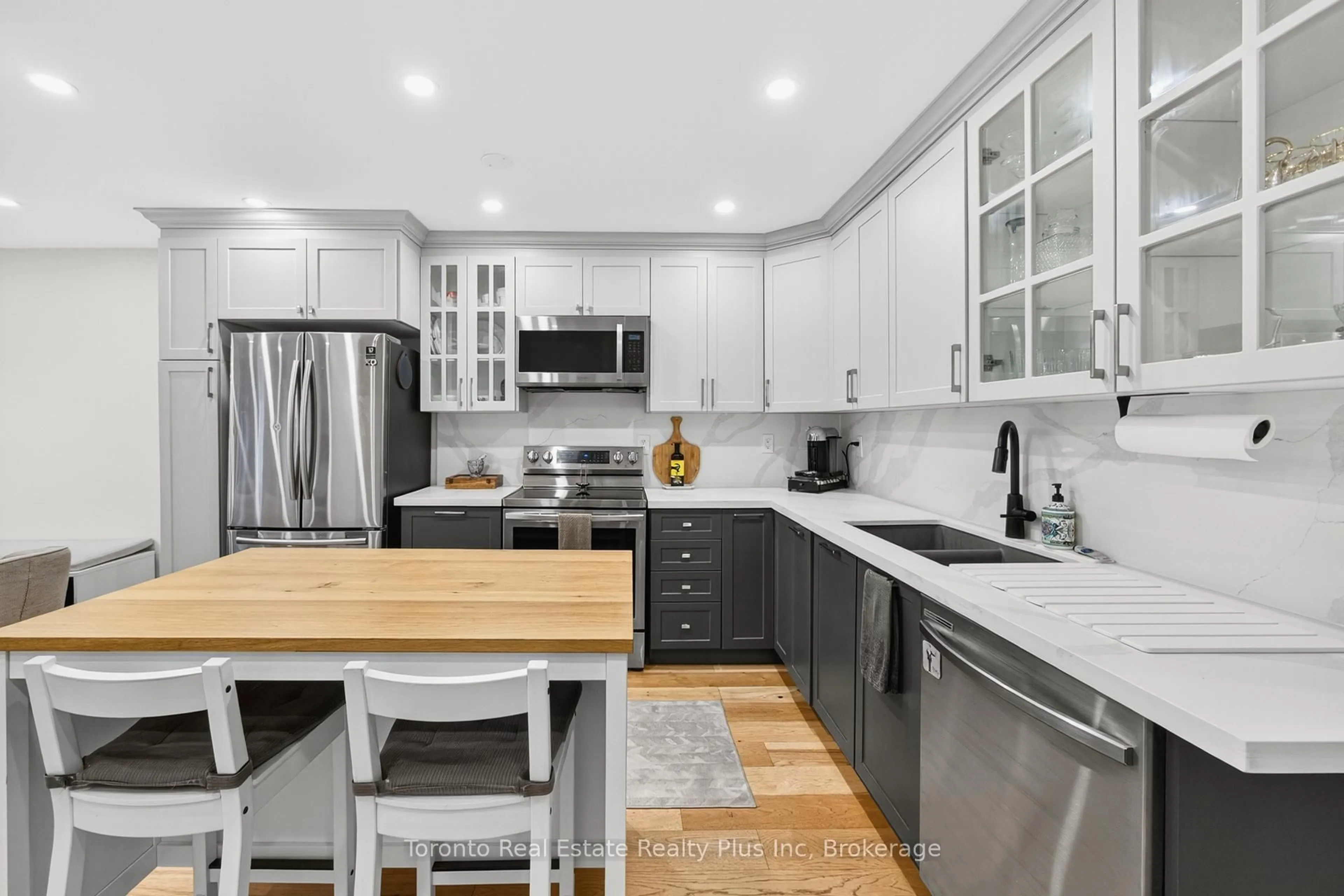 Open concept kitchen, unknown for 2945 Thomas St #119, Mississauga Ontario L5M 6C1