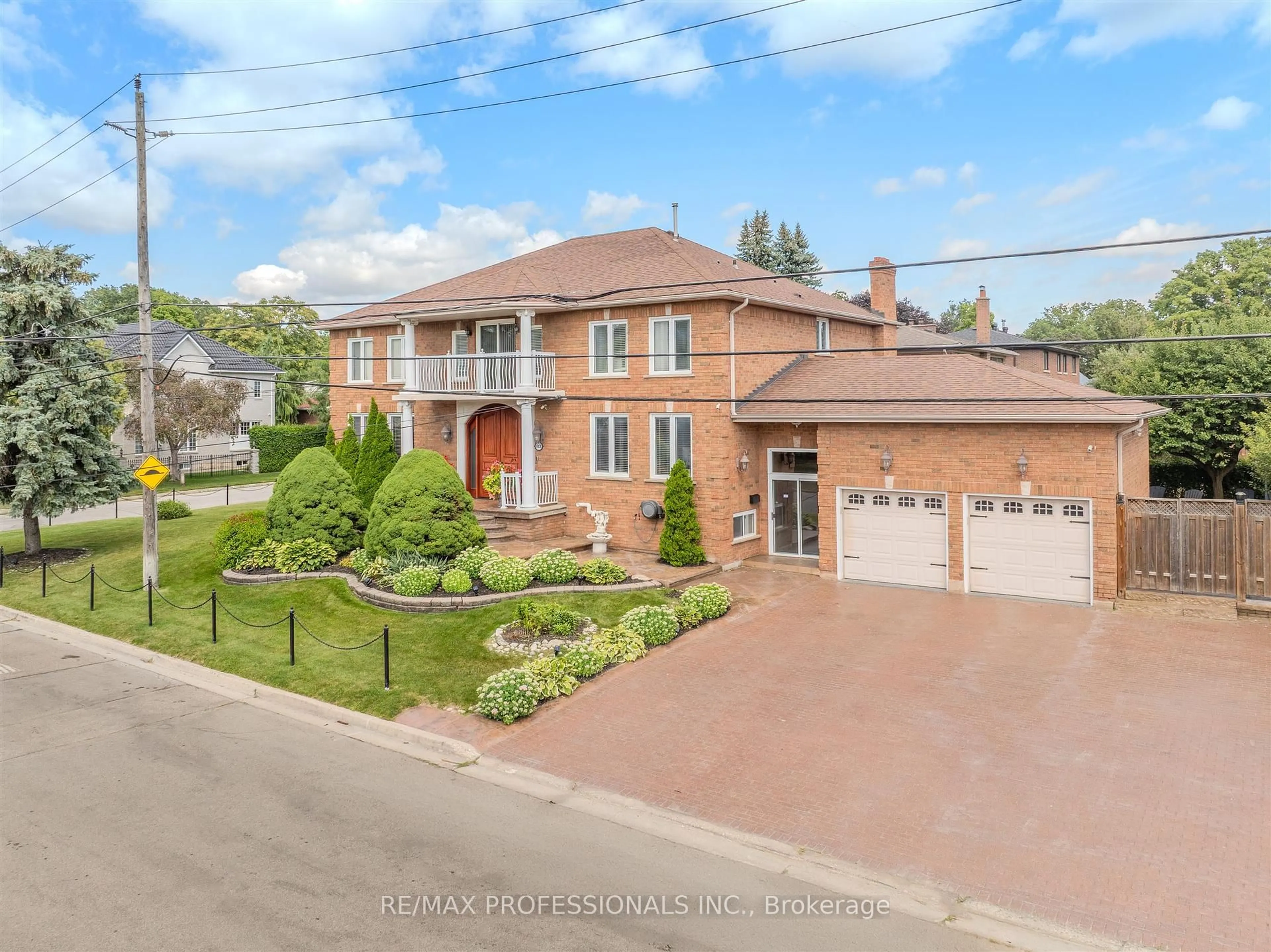 A pic from outside/outdoor area/front of a property/back of a property/a pic from drone, street for 33 Redberry Pkwy, Toronto Ontario M6L 2J7