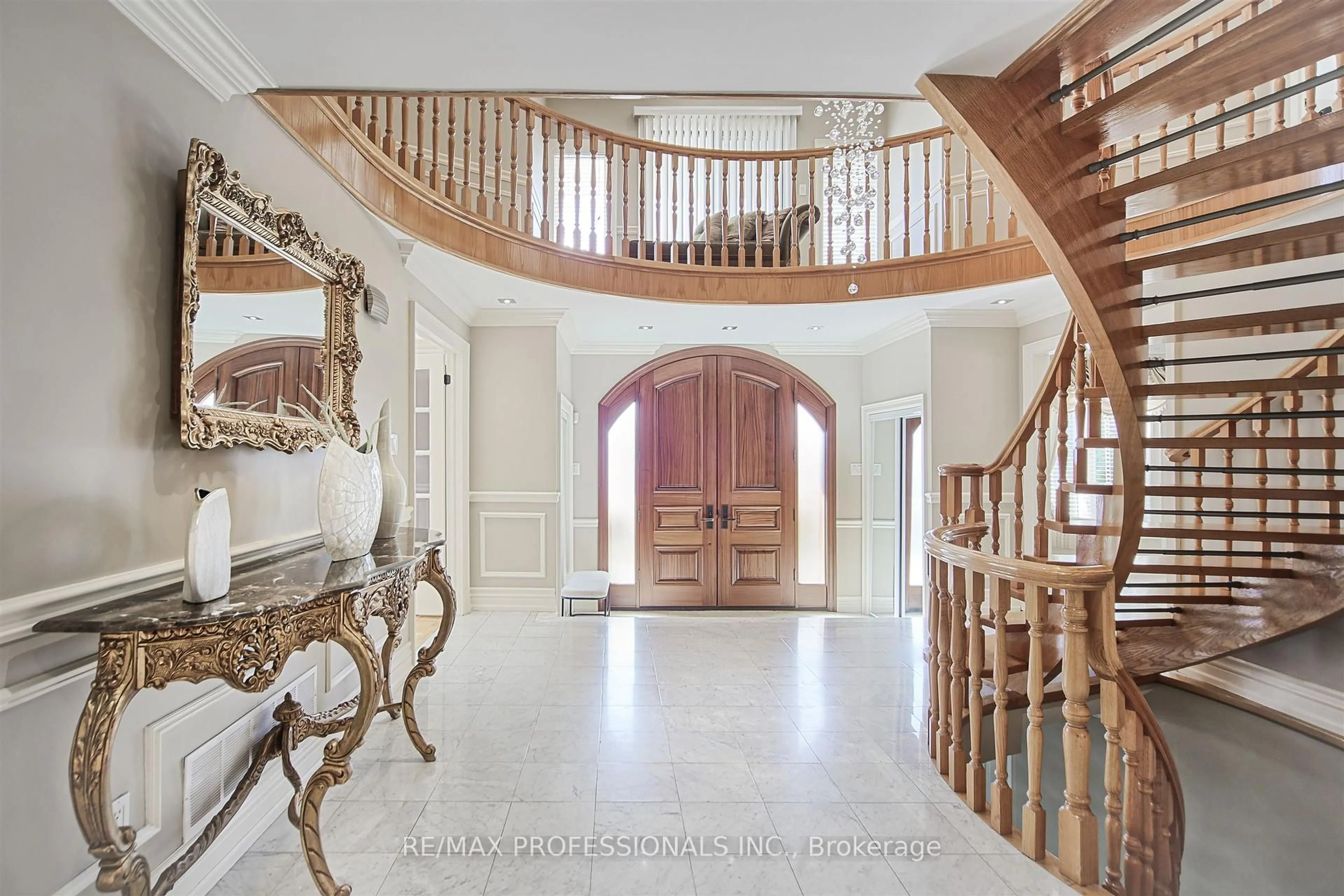 Indoor foyer for 33 Redberry Pkwy, Toronto Ontario M6L 2J7