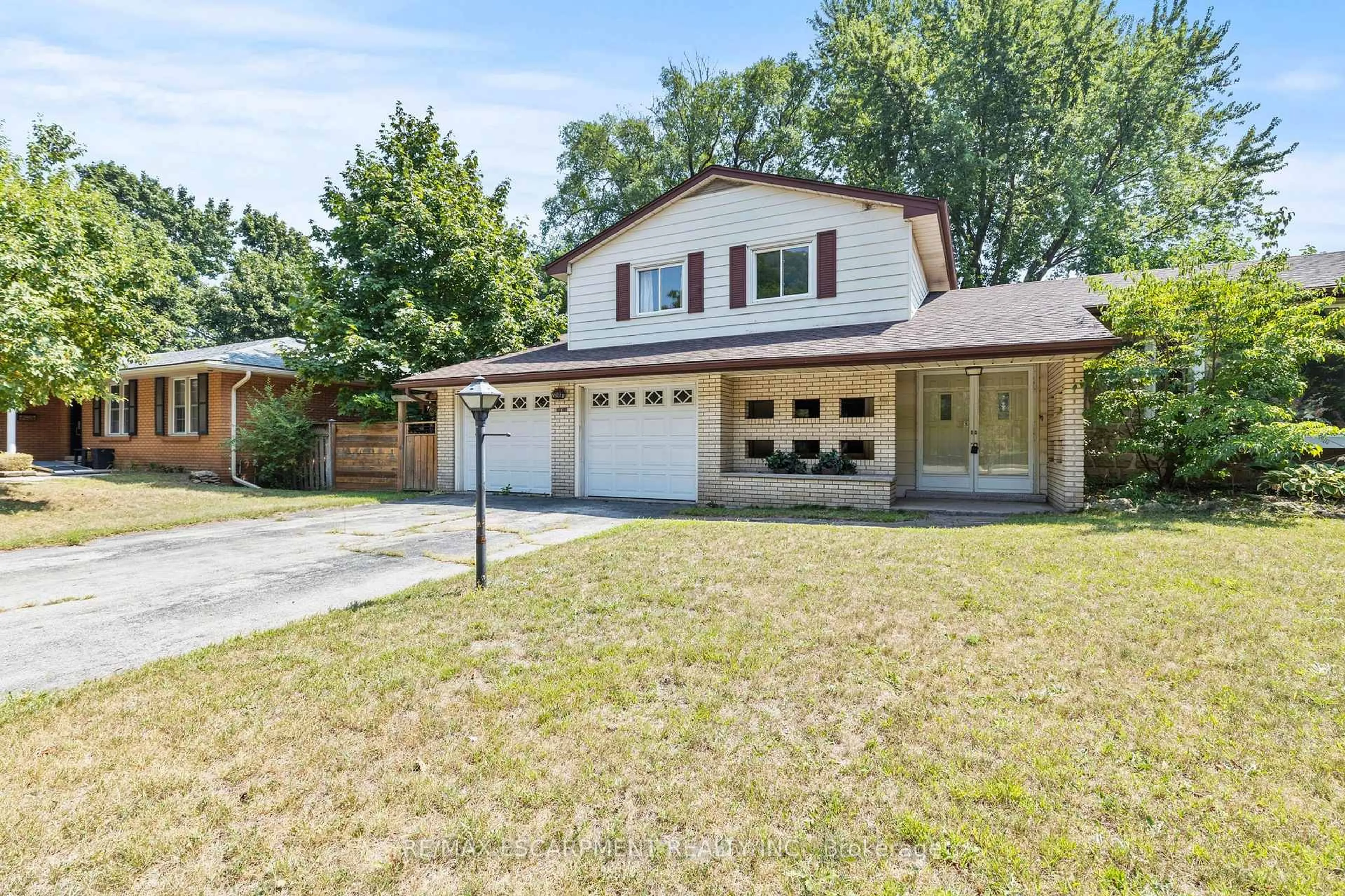 Home with brick exterior material, street for 3050 Woodward Ave, Burlington Ontario L7N 2M2