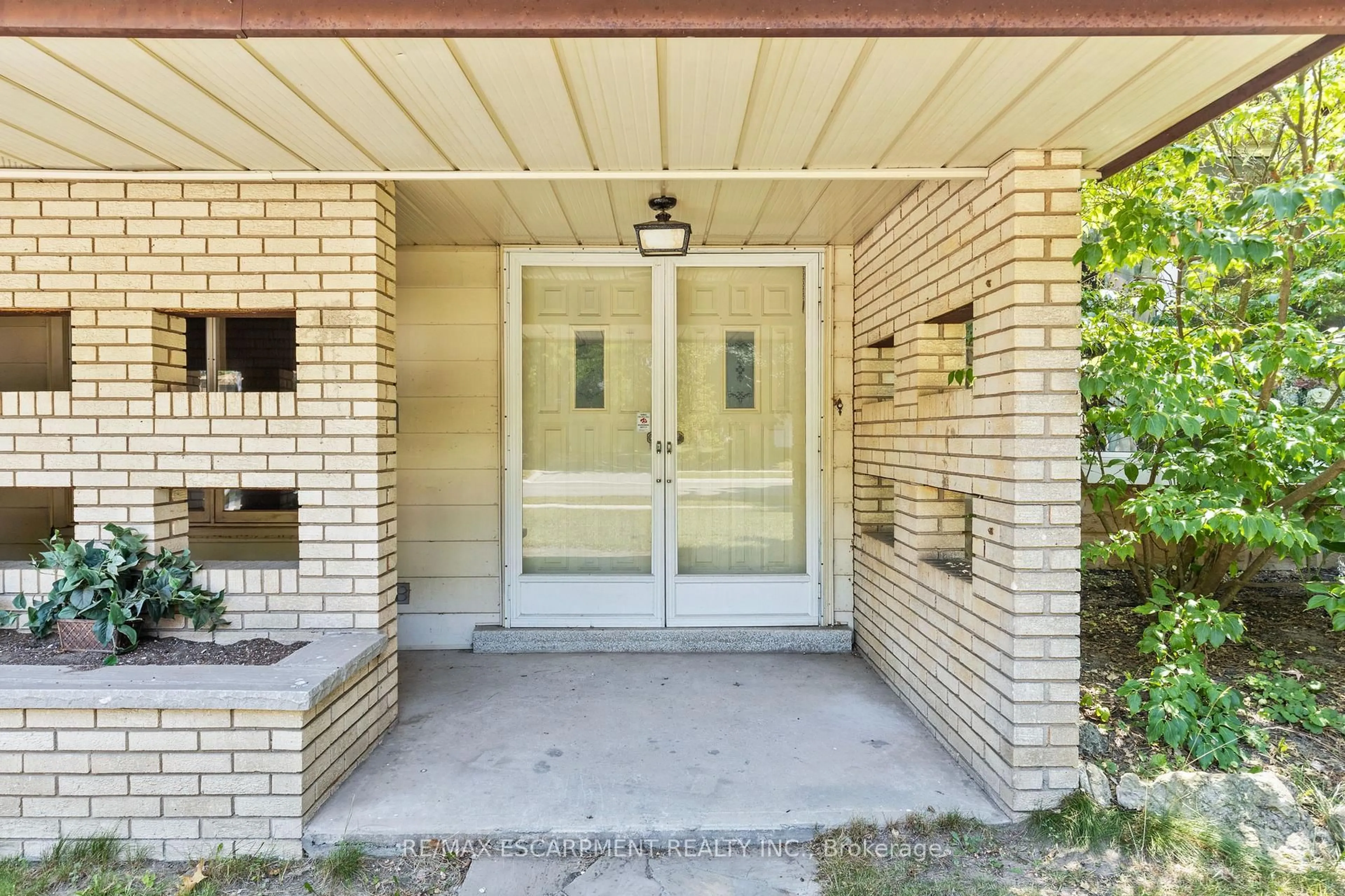 Indoor entryway for 3050 Woodward Ave, Burlington Ontario L7N 2M2
