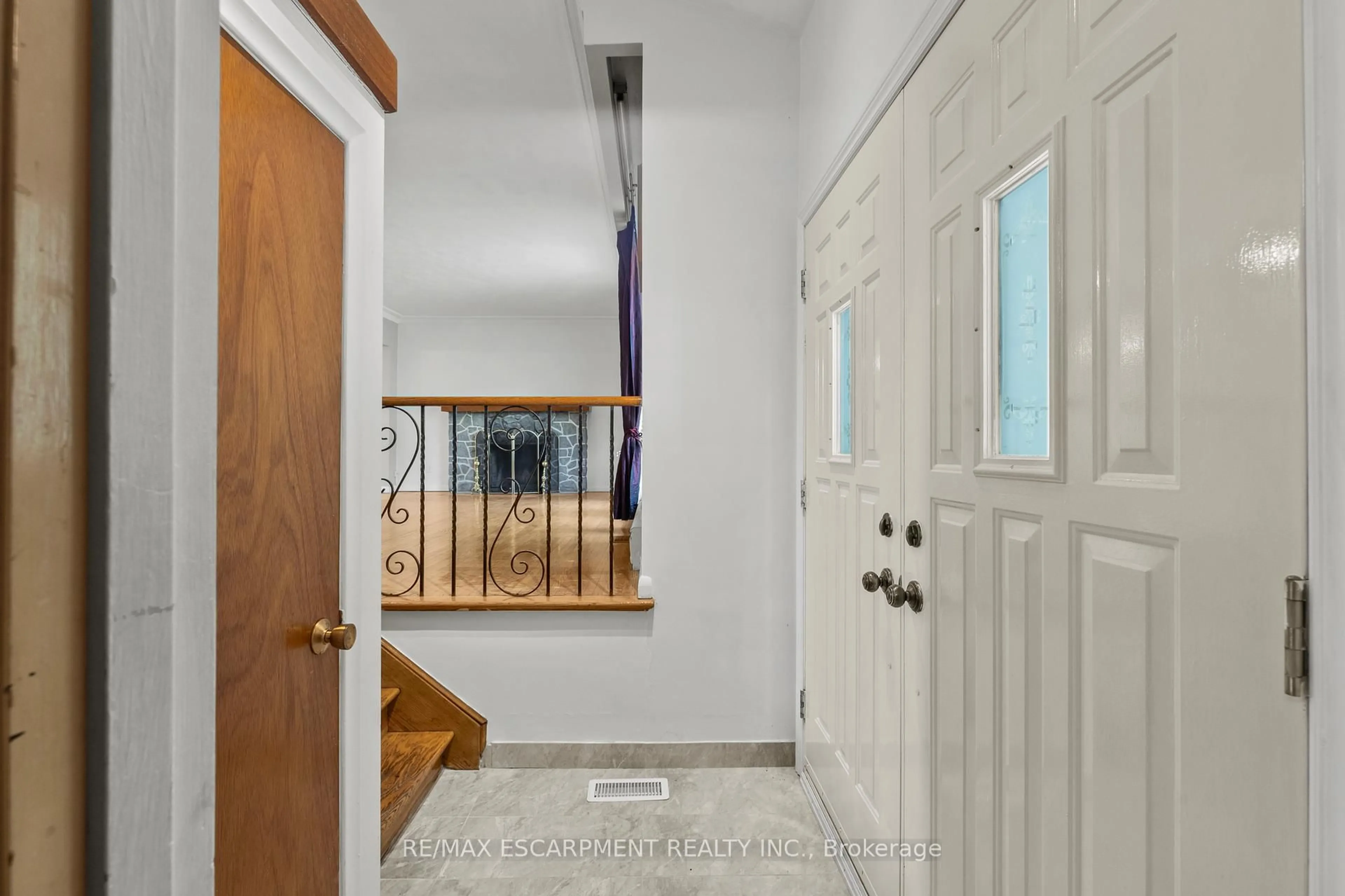 Indoor entryway for 3050 Woodward Ave, Burlington Ontario L7N 2M2