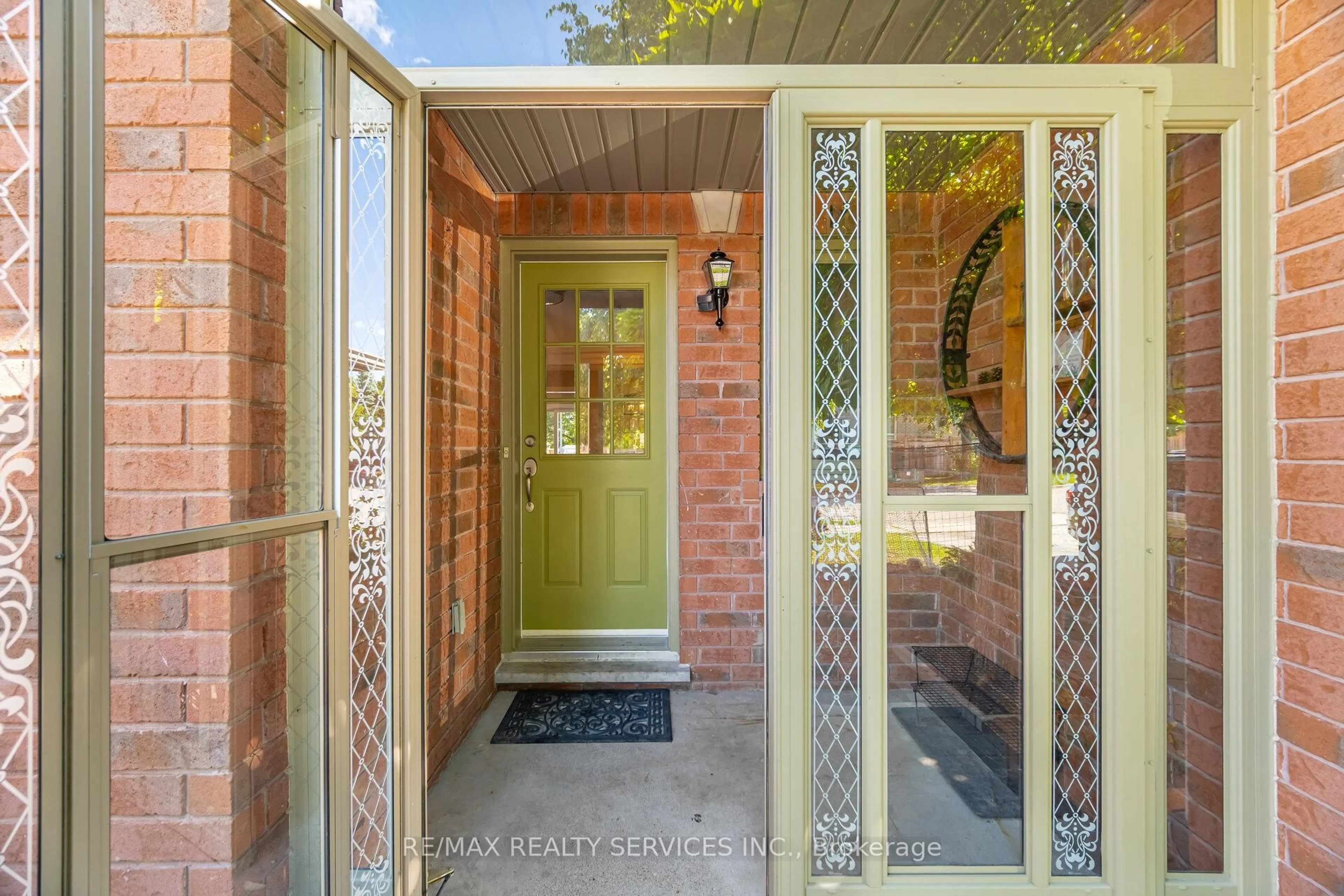 Indoor entryway for 10 Deer Creek Dr, Brampton Ontario L6Z 4T5