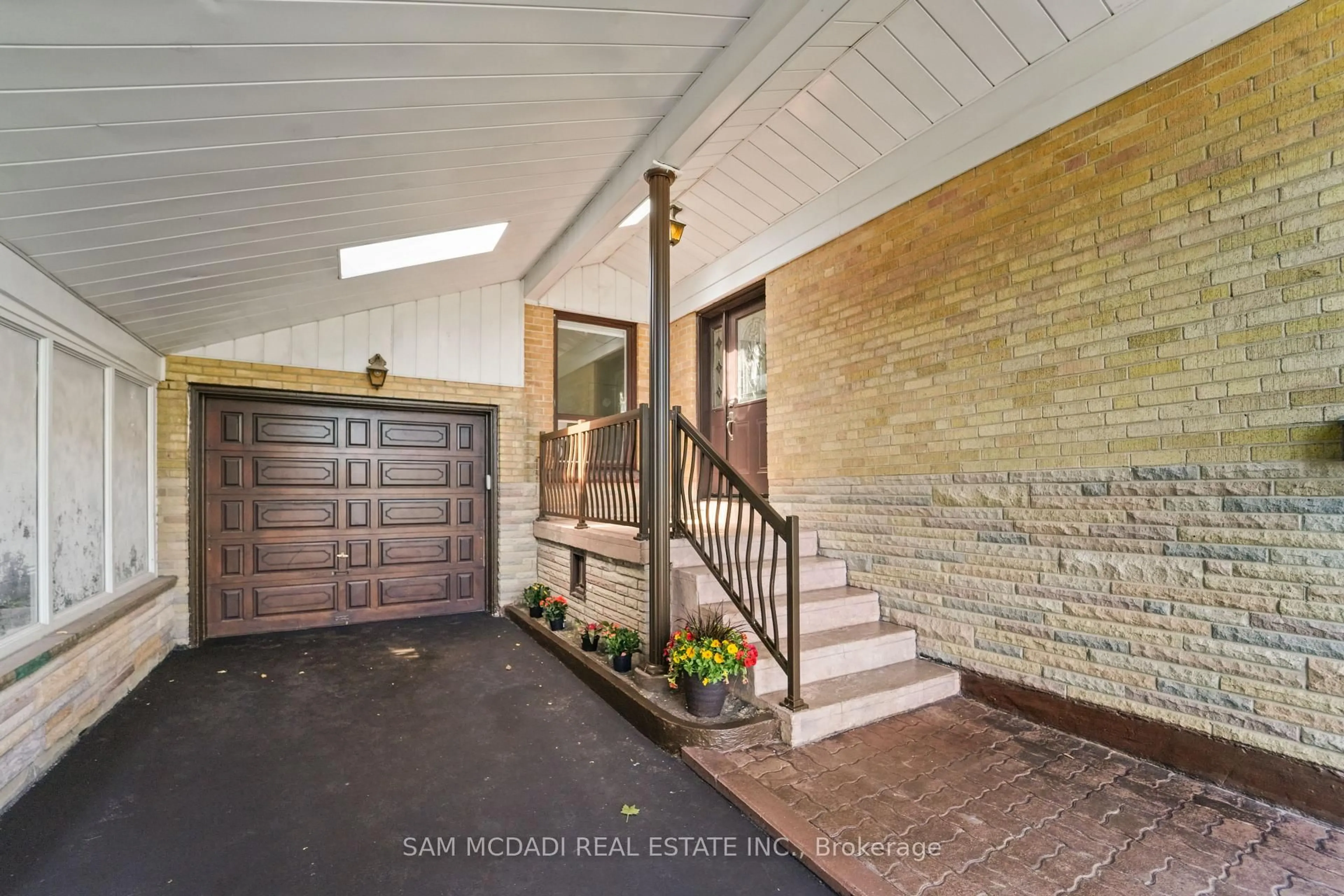 Indoor entryway for 60 Greenfield Dr, Toronto Ontario M9B 1H3